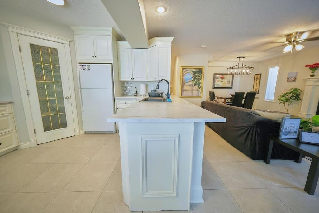 Casa Pura Vida Hot Tub, Pool & Ping Pong Tables w Backyard & BBQ Come stay