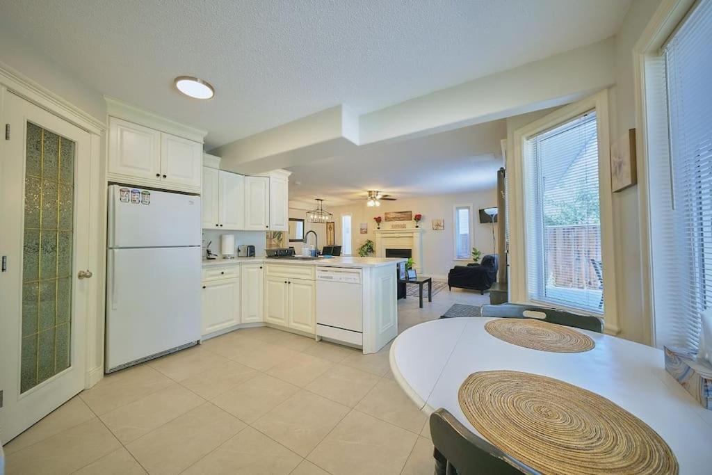 Casa Pura Vida Hot Tub, Pool & Ping Pong Tables w Backyard & BBQ Come stay