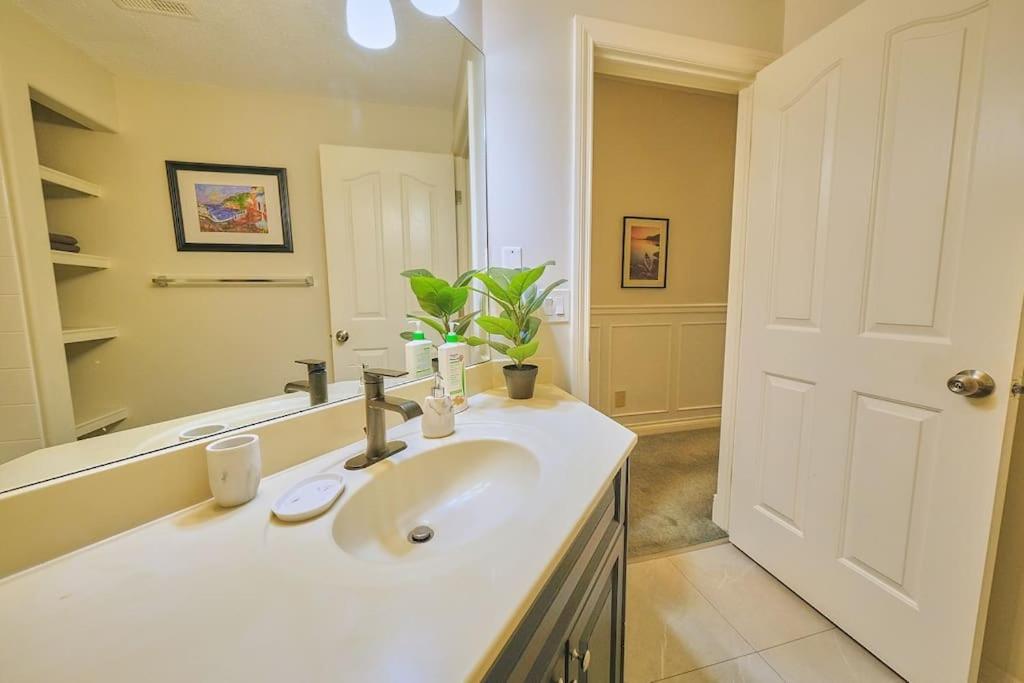 Casa Pura Vida Hot Tub, Pool & Ping Pong Tables w Backyard & BBQ Come stay