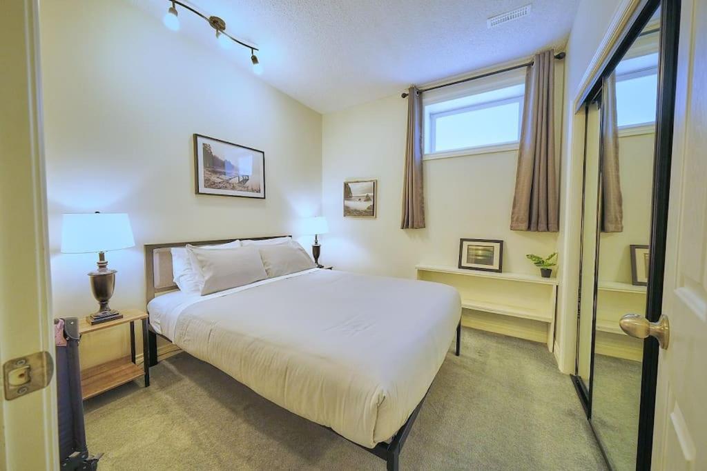 Casa Pura Vida Hot Tub, Pool & Ping Pong Tables w Backyard & BBQ Come stay
