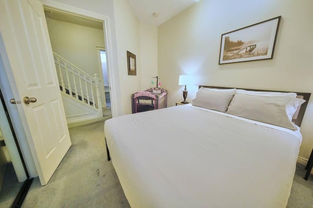 Casa Pura Vida Hot Tub, Pool & Ping Pong Tables w Backyard & BBQ Come stay