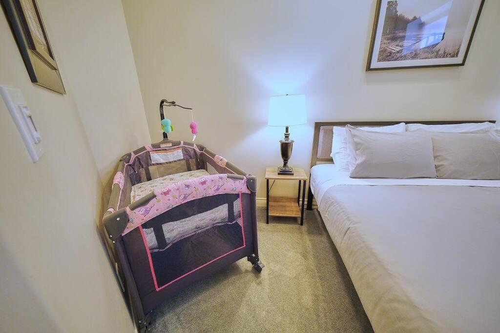 Casa Pura Vida Hot Tub, Pool & Ping Pong Tables w Backyard & BBQ Come stay