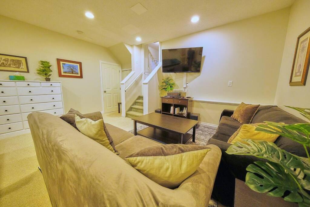 Casa Pura Vida Hot Tub, Pool & Ping Pong Tables w Backyard & BBQ Come stay