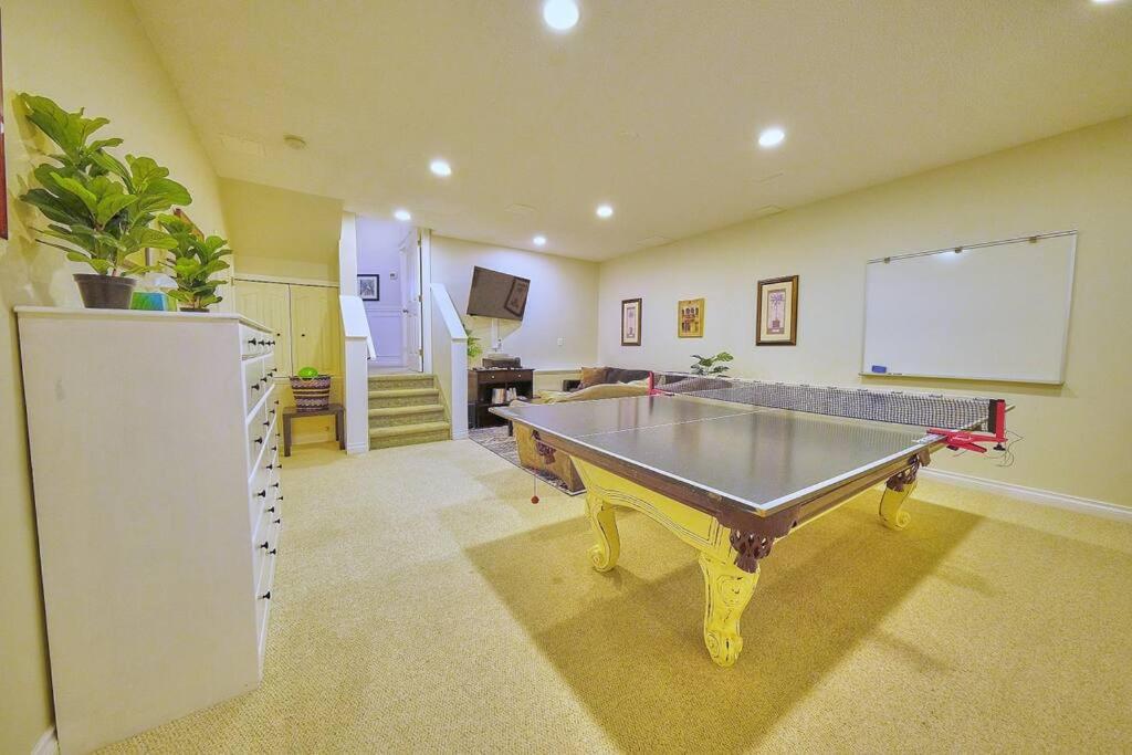 Casa Pura Vida Hot Tub, Pool & Ping Pong Tables w Backyard & BBQ Come stay