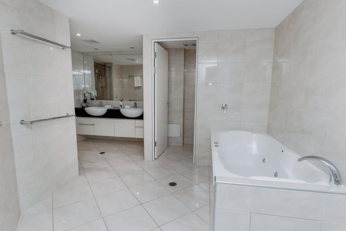 Aquavista Penthouse - Stunning 180 Views