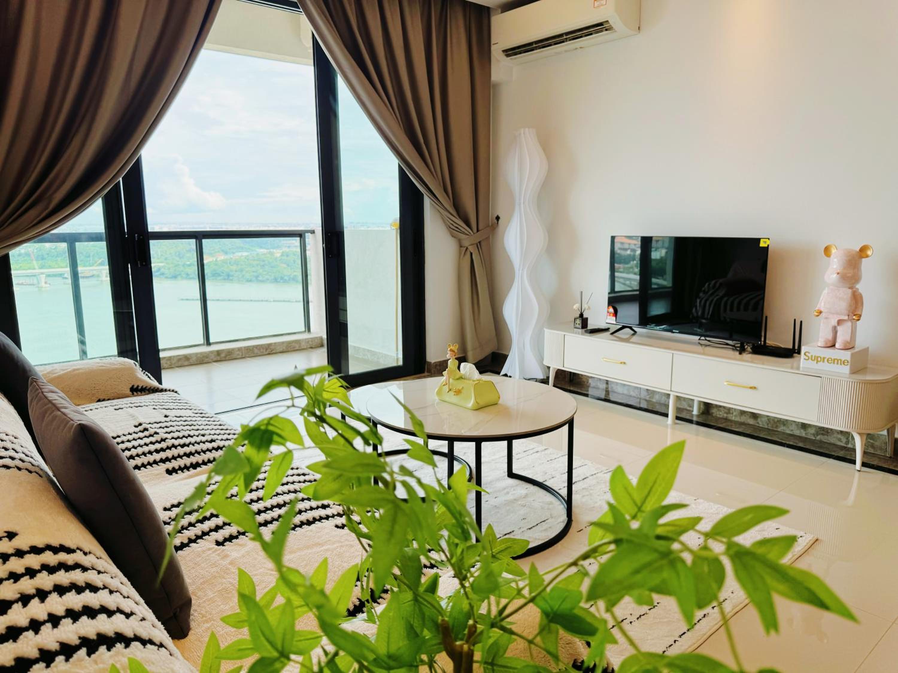TheBess Hotel Tokyo is located adjacent to Singapore and offers a sea viewIt is a family business smart room with the sea view of Princess Bay富力公主湾