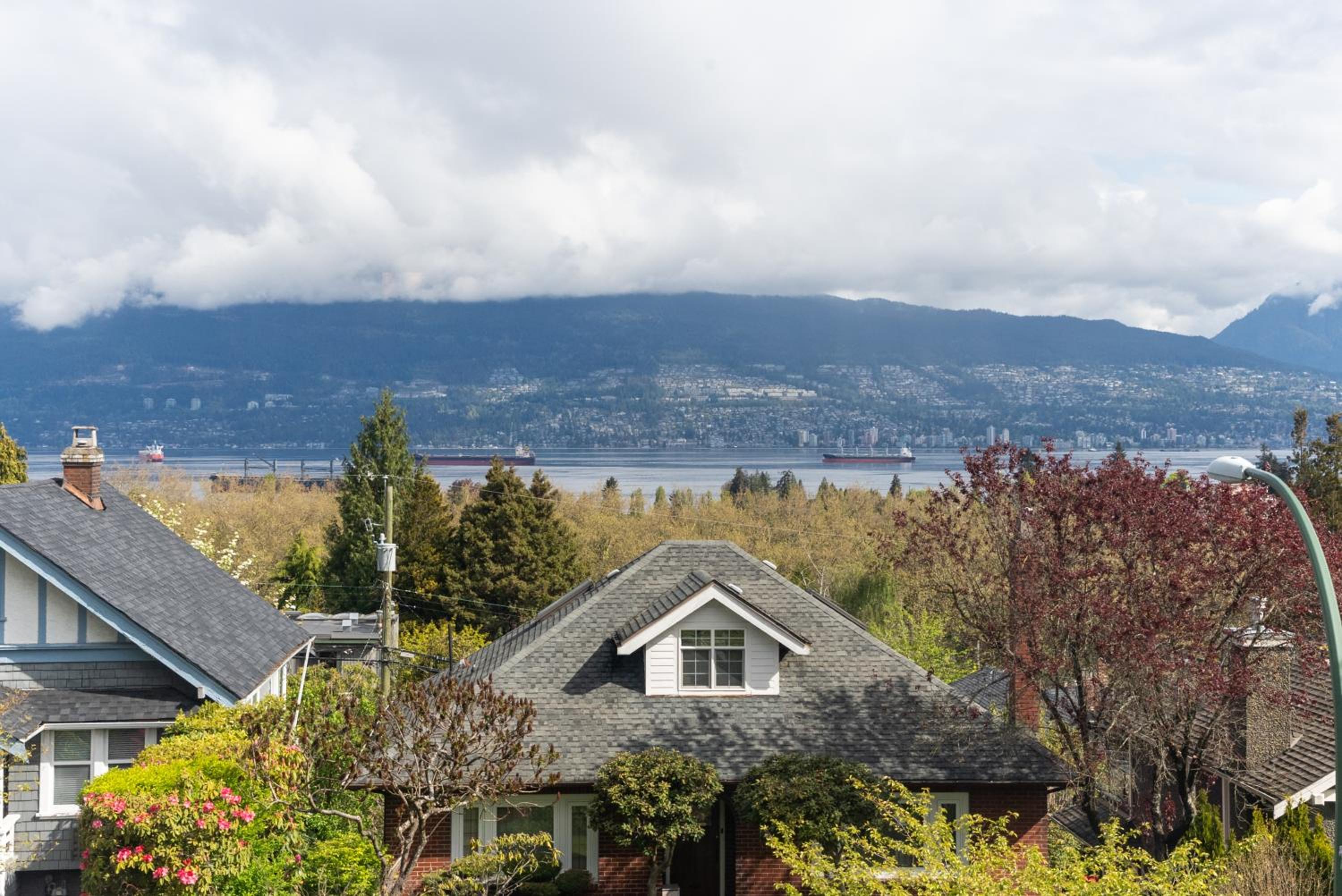Luxury 4 beds Ocean-View house at Center of Vancouver
