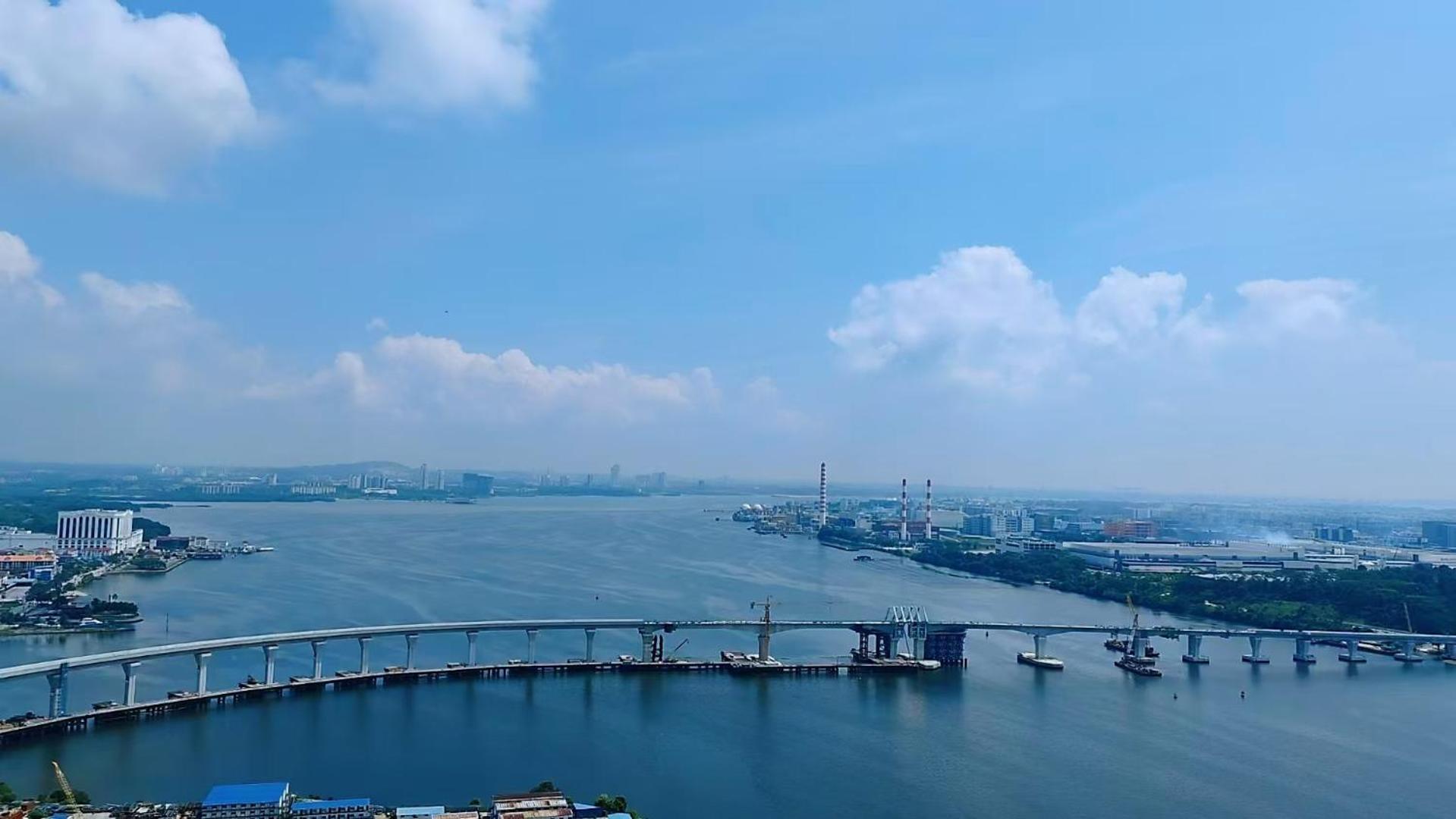 TheBess Hotel Tokyo is located adjacent to Singapore and offers a sea viewIt is a family business smart room with the sea view of Princess Bay富力公主湾