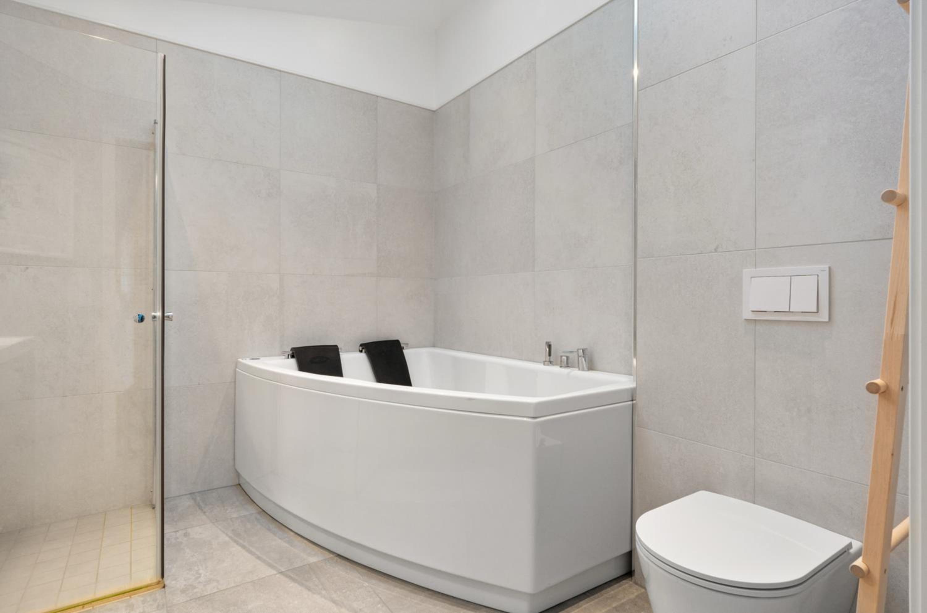Unique Apartment with Bathtub