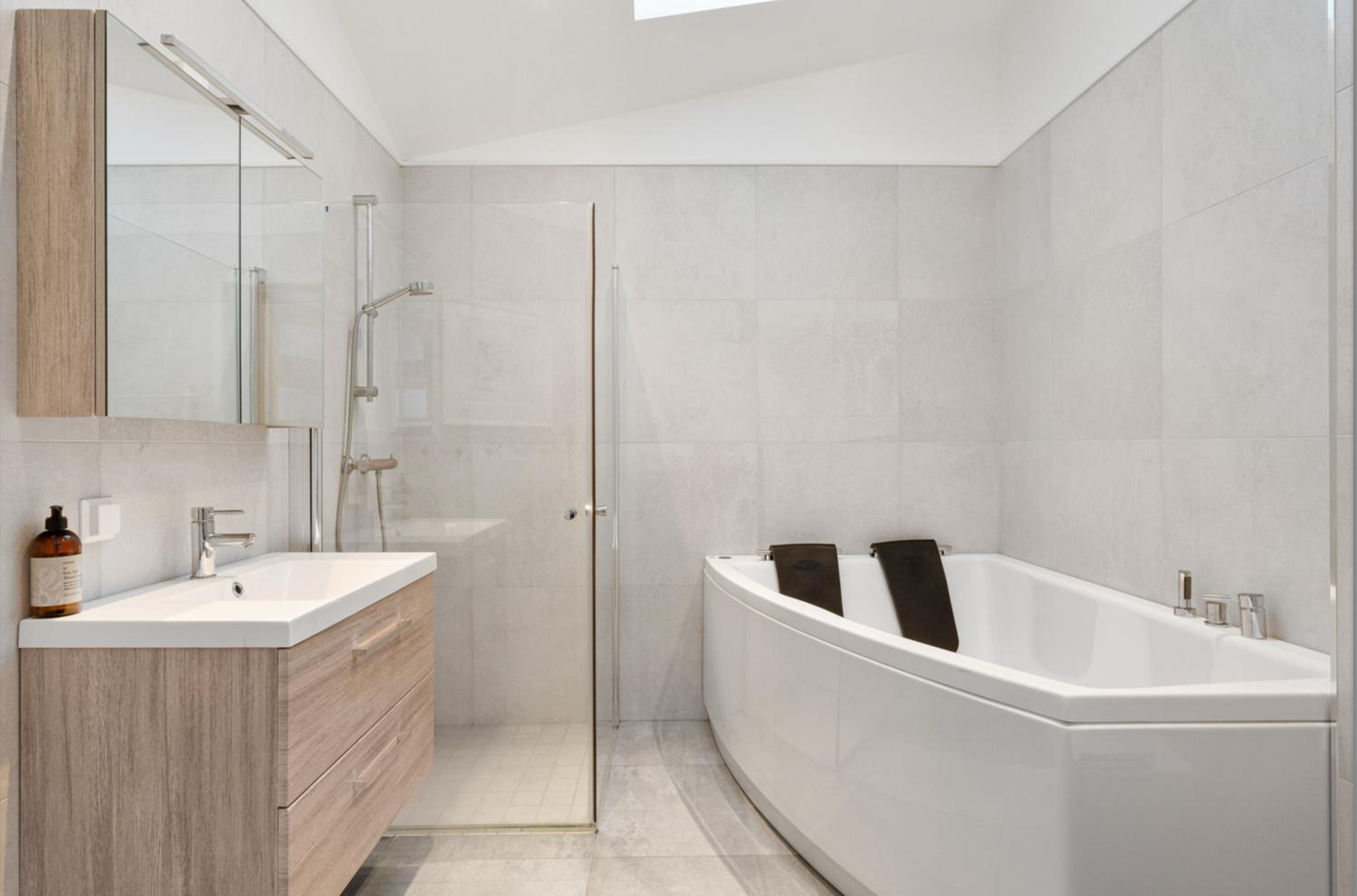 Unique Apartment with Bathtub