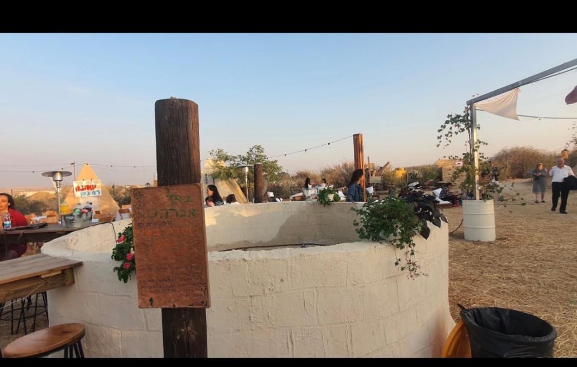 בקתה מעץ בחווה farm B''H view 2