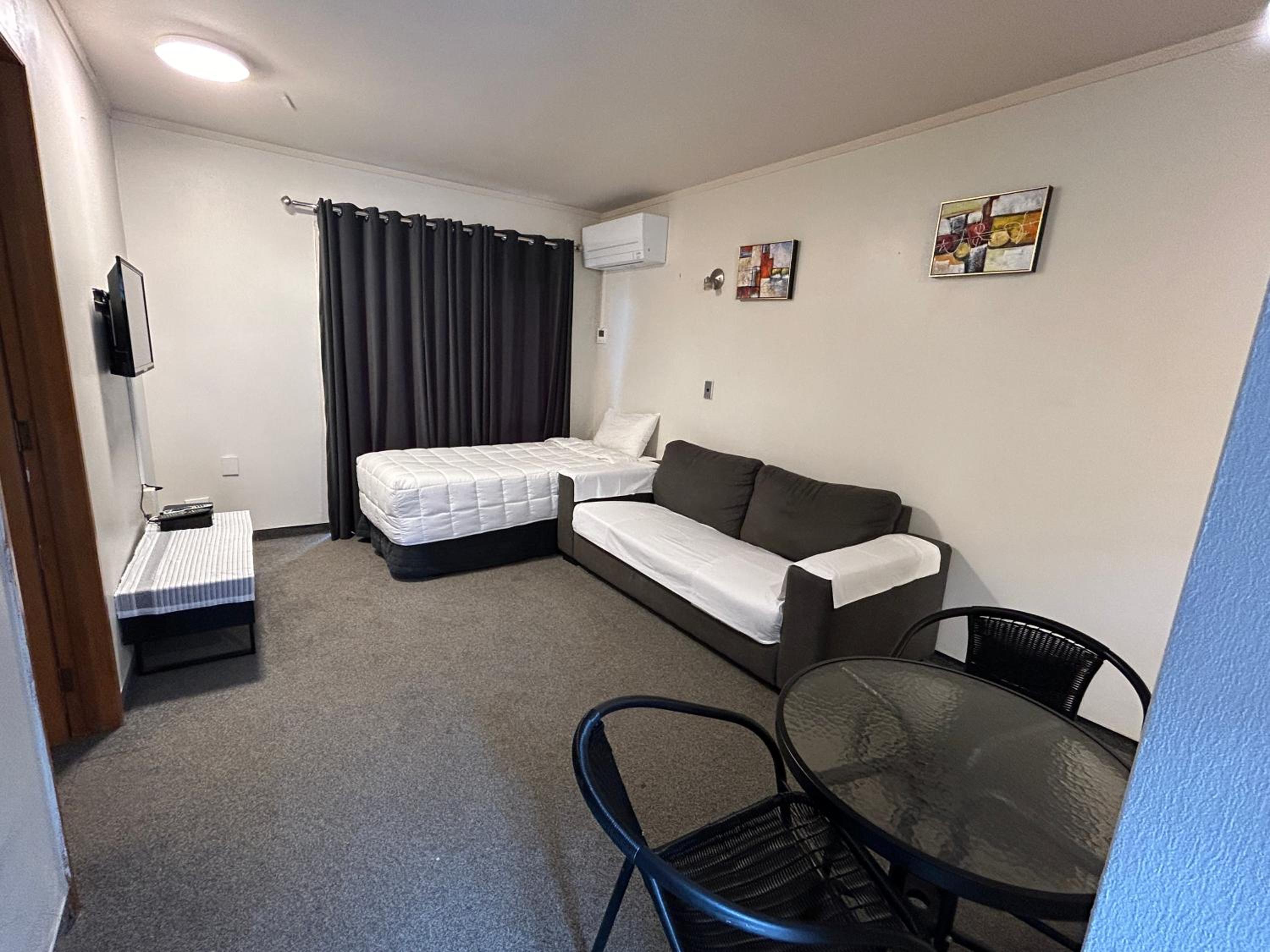 Aquarius Motor Inn