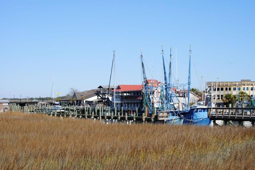 208 B Shipwatch by AvantStay Ocean Views Close to Beach Community Pool