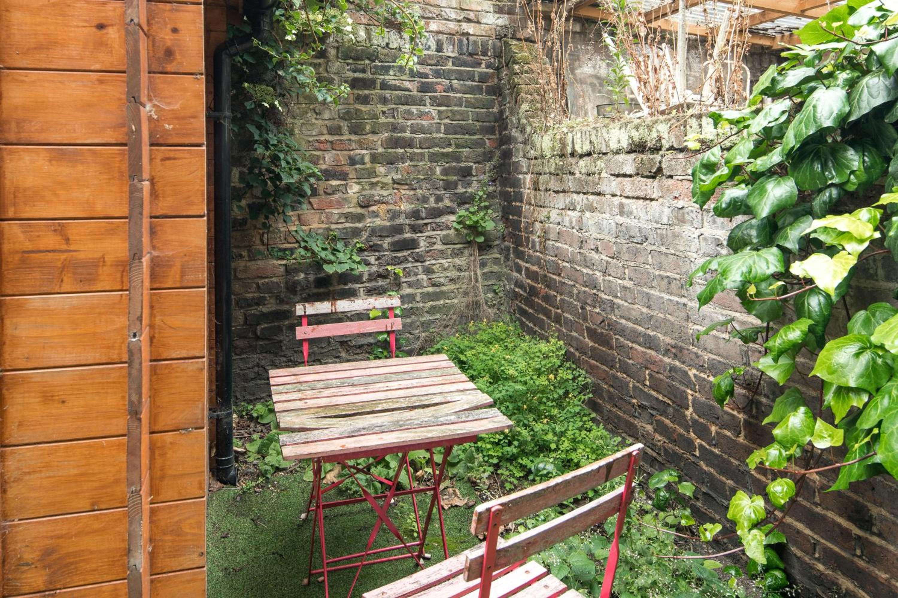High-ceiling Gorgerous Victorian flat with private garden - 3 mins to Hyde Park, Kensington Palace, 8 mins NottingHill, High Street Kensington station