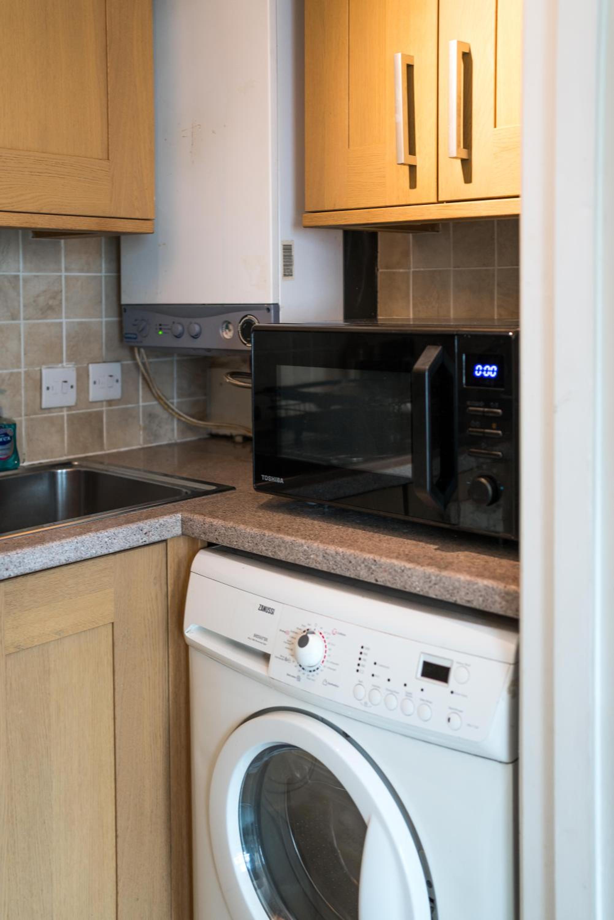 High-ceiling Gorgerous Victorian flat with private garden - 3 mins to Hyde Park, Kensington Palace, 8 mins NottingHill, High Street Kensington station