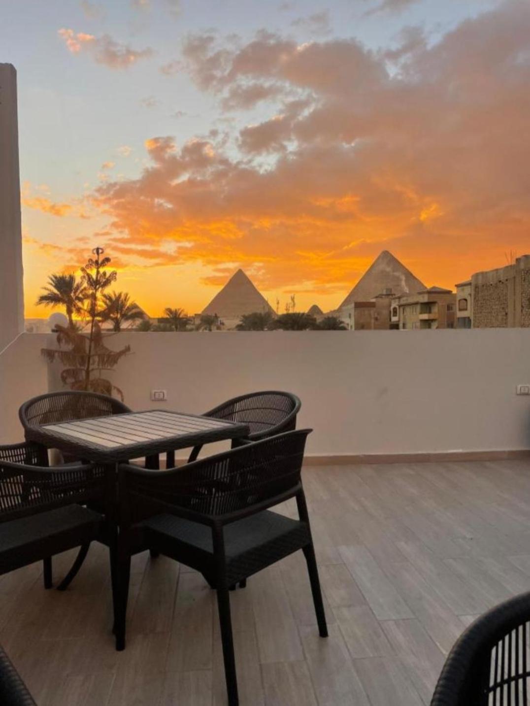 Night Pyramids Inn Hotel