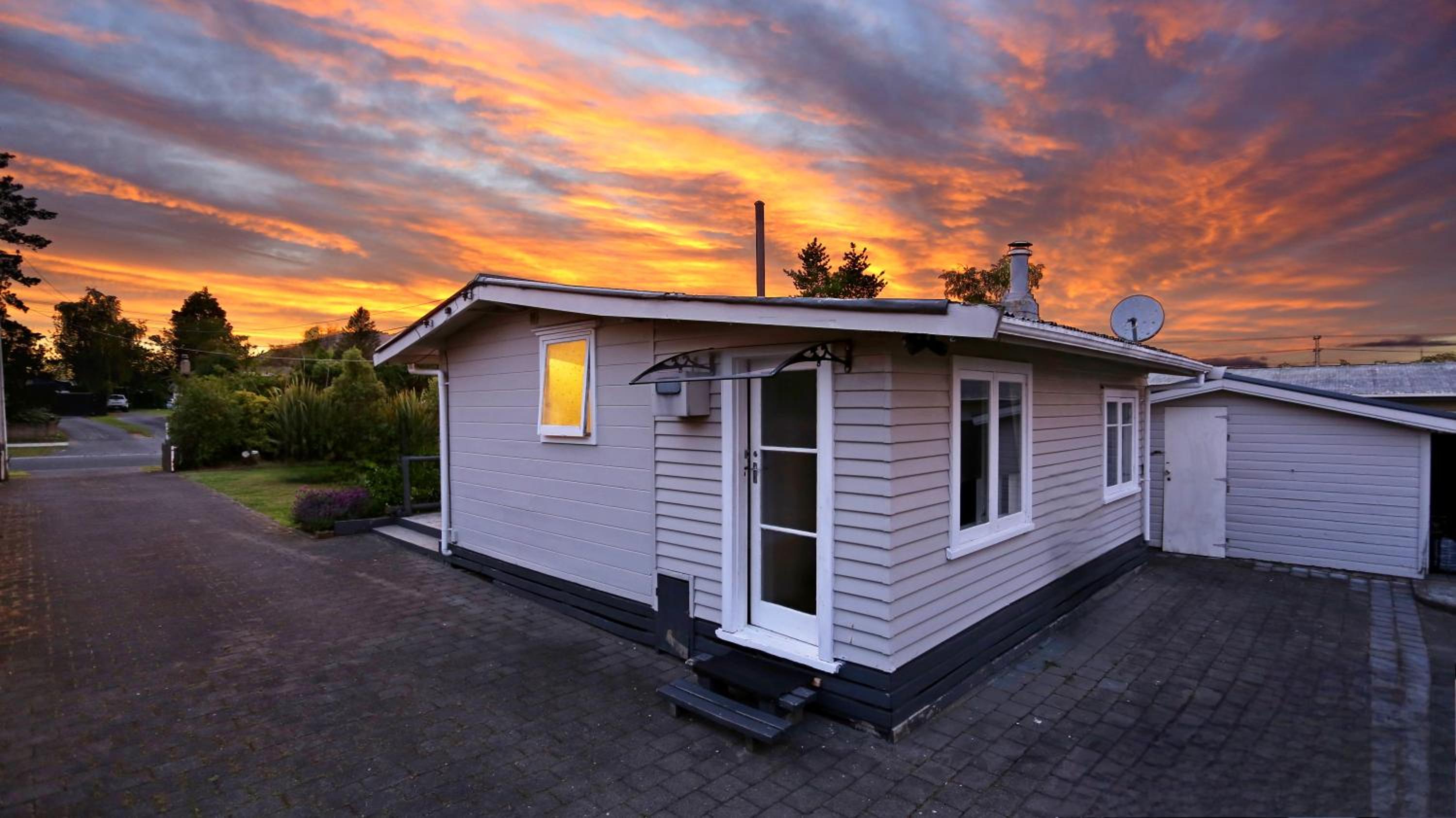 Cosy Lockwood Cottage in Town view 3