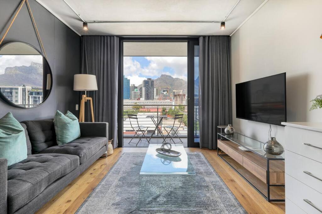 Luxury Apartment with Rooftop Pool and Table Mountain views view 2