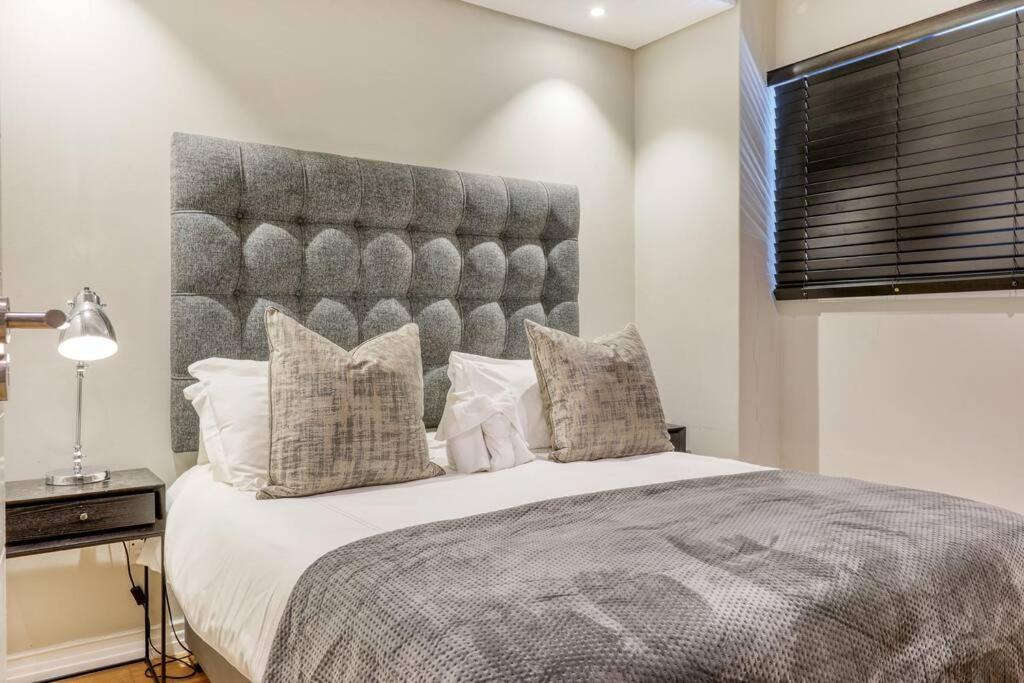 Luxury Apartment with Rooftop Pool and Table Mountain views view 4