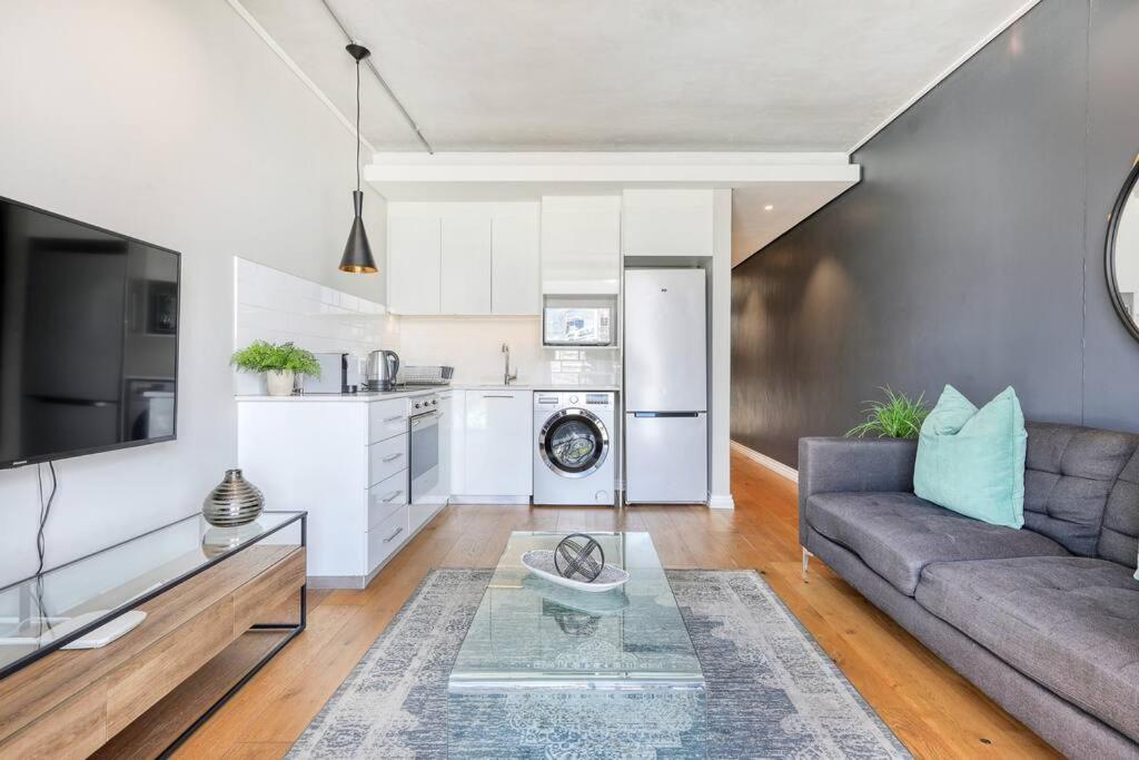 Luxury Apartment with Rooftop Pool and Table Mountain views view 5