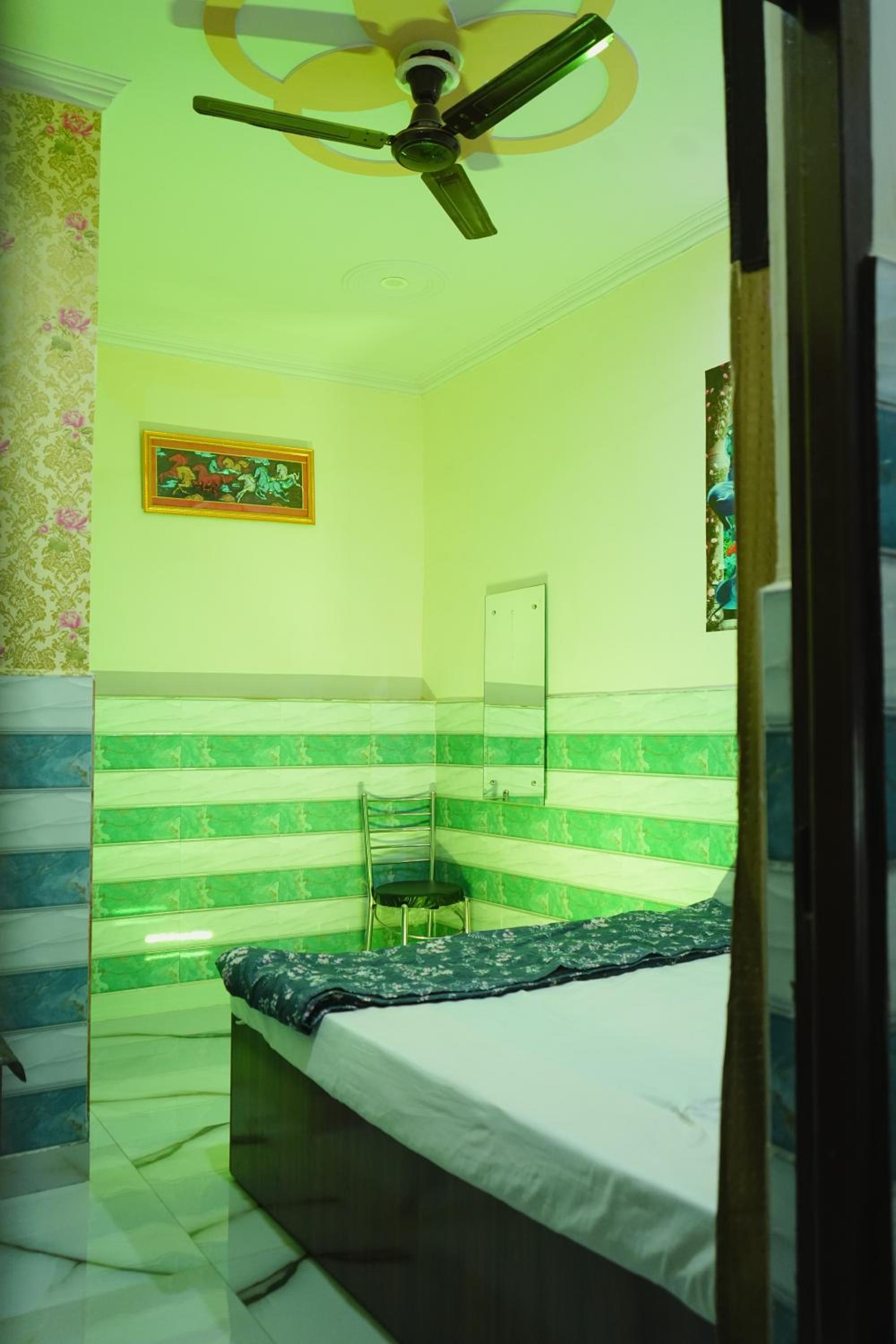 Walkinn Homestay Near TAJ MAHAL view 4
