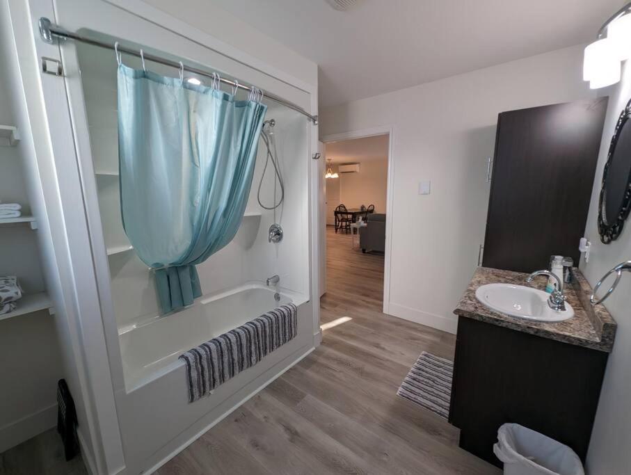 Springhouse Seaside Retreat 2-Bedroom on the Bay