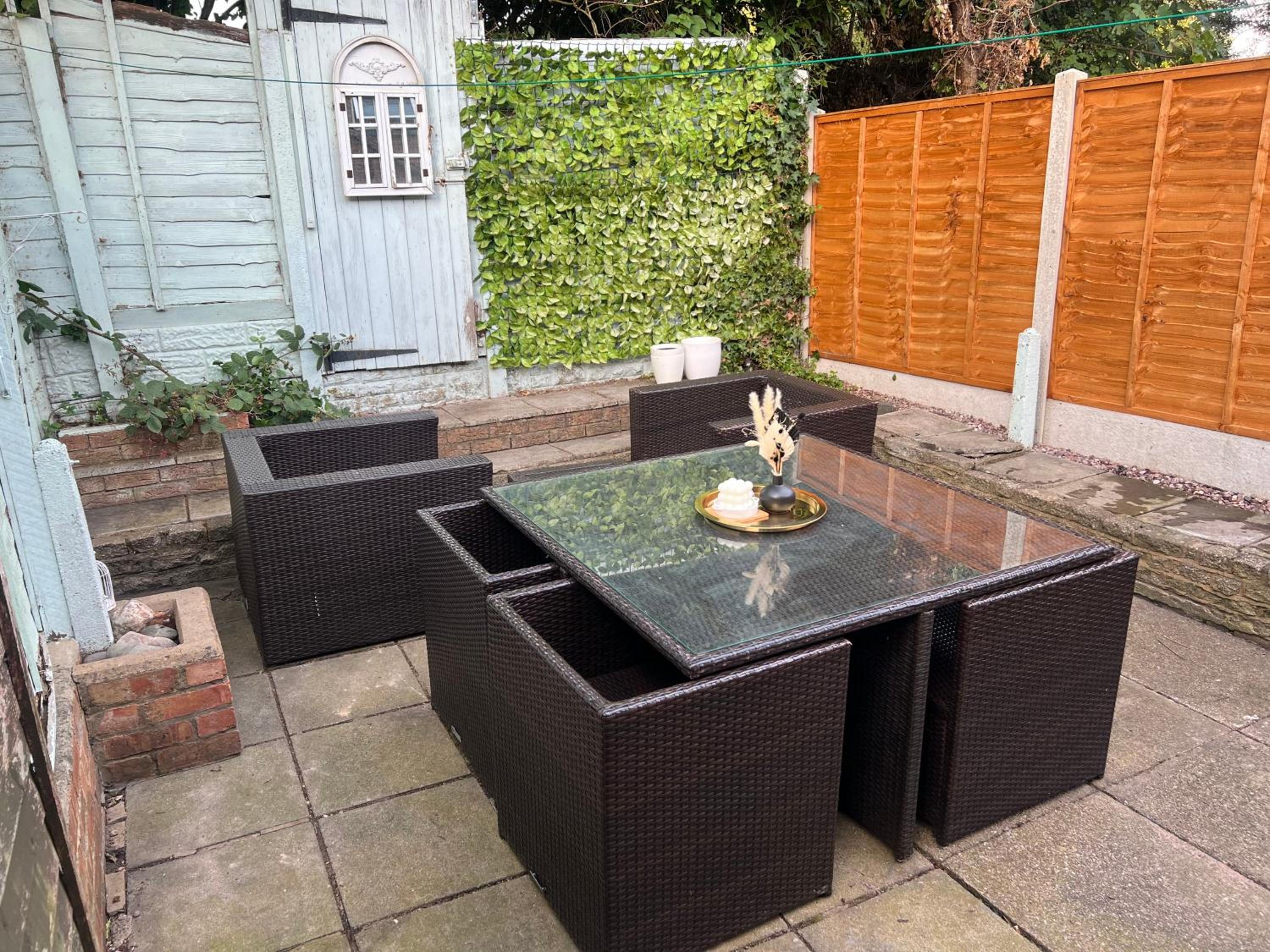 Spacious House with 4-Room Sleeps 8 Ideal for Contractors & Groups ,Family - Smart TV - Netflix - Parking - Birmingham 20min M6 J9