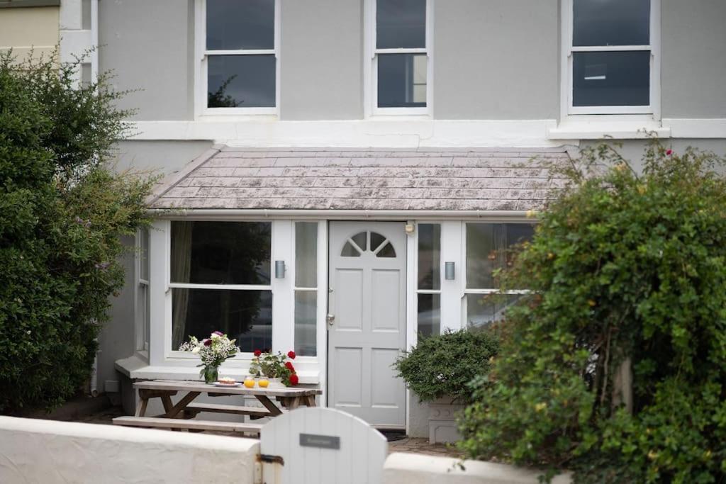 Riversmeet beach side holiday cottage