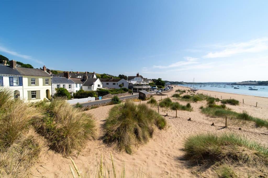 Riversmeet beach side holiday cottage