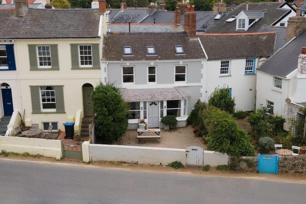 Riversmeet beach side holiday cottage