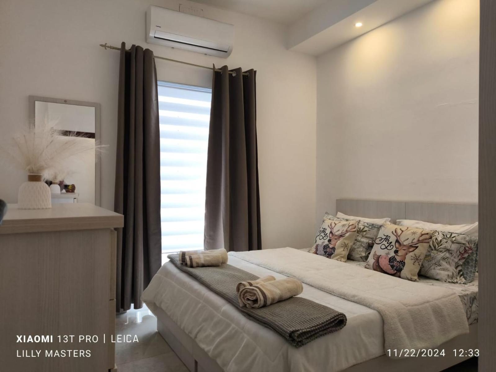 Lilly's Sea view, beachfront apartment