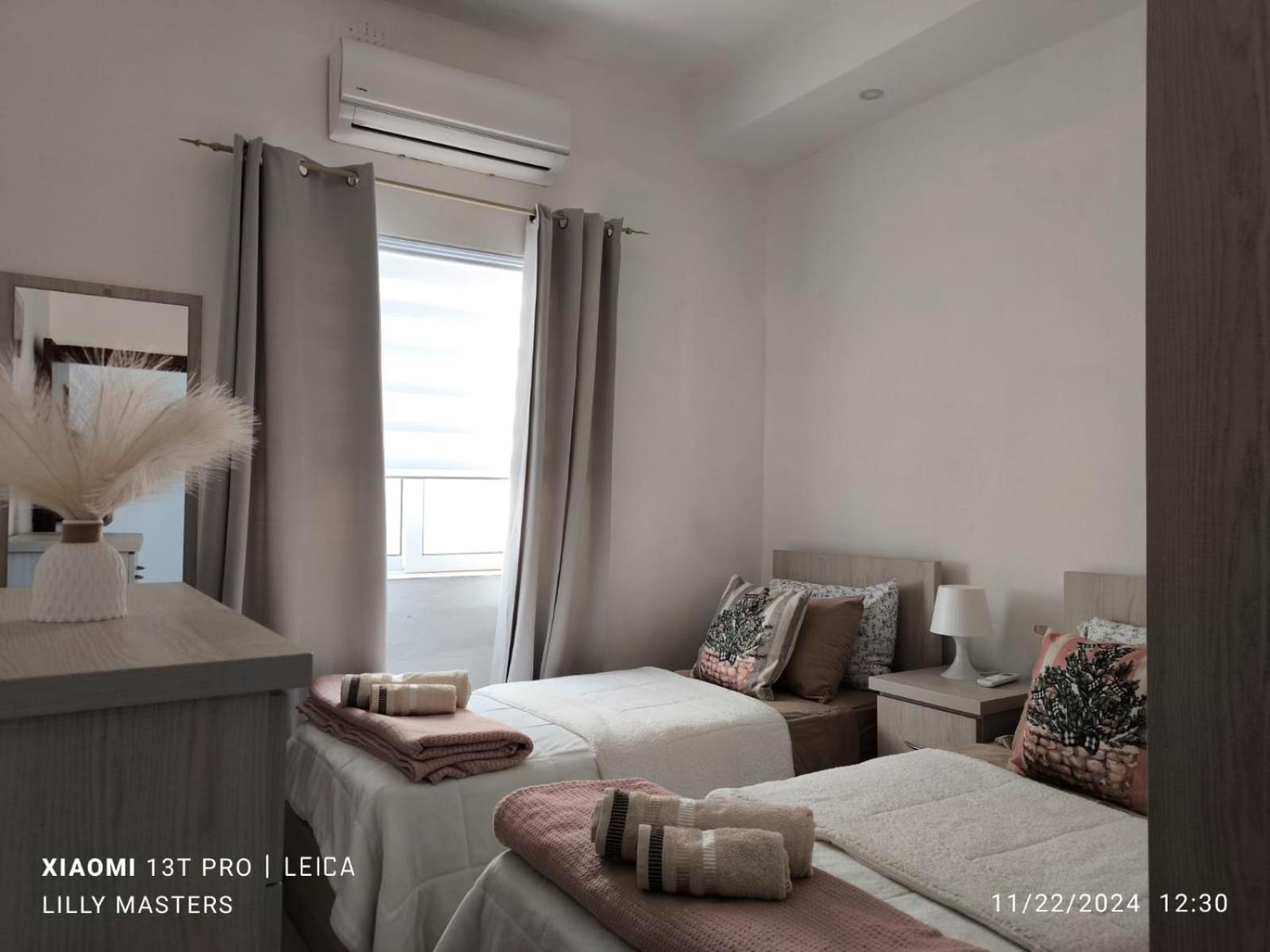 Lilly's Sea view, beachfront apartment