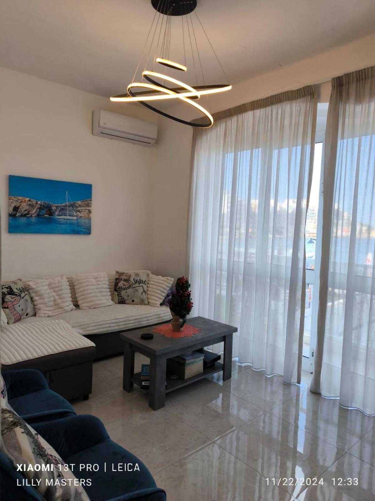 Lilly's Sea view, beachfront apartment