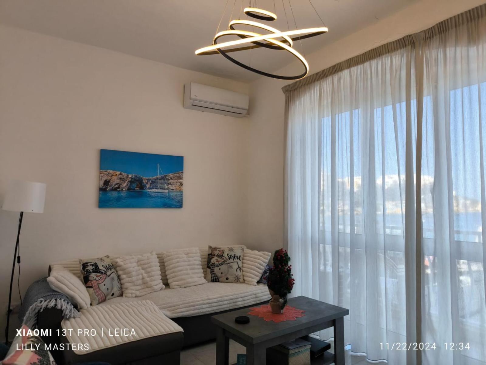 Lilly's Sea view, beachfront apartment