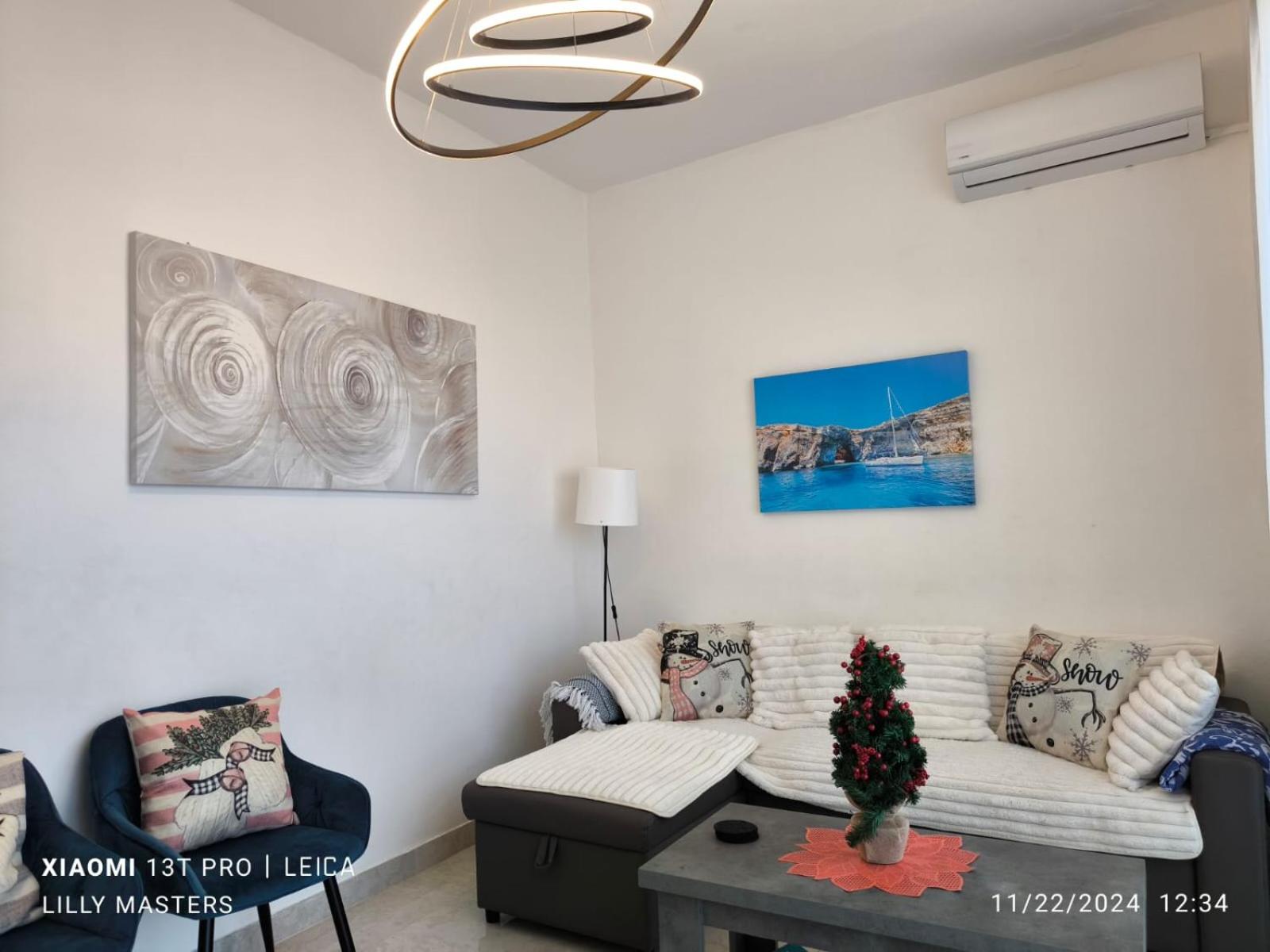 Lilly's Sea view, beachfront apartment