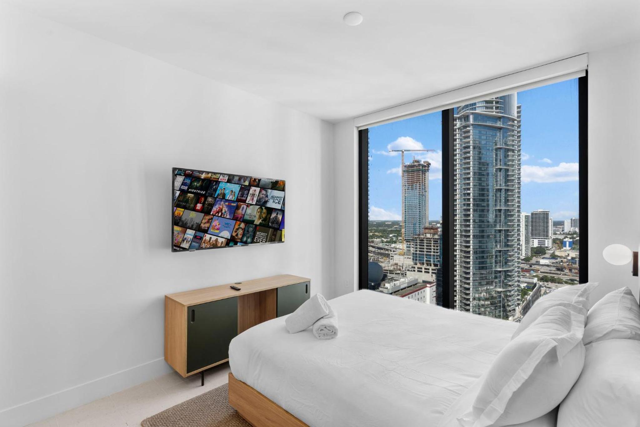 Exclusive Condo w 3BR and Stunning Sea views!