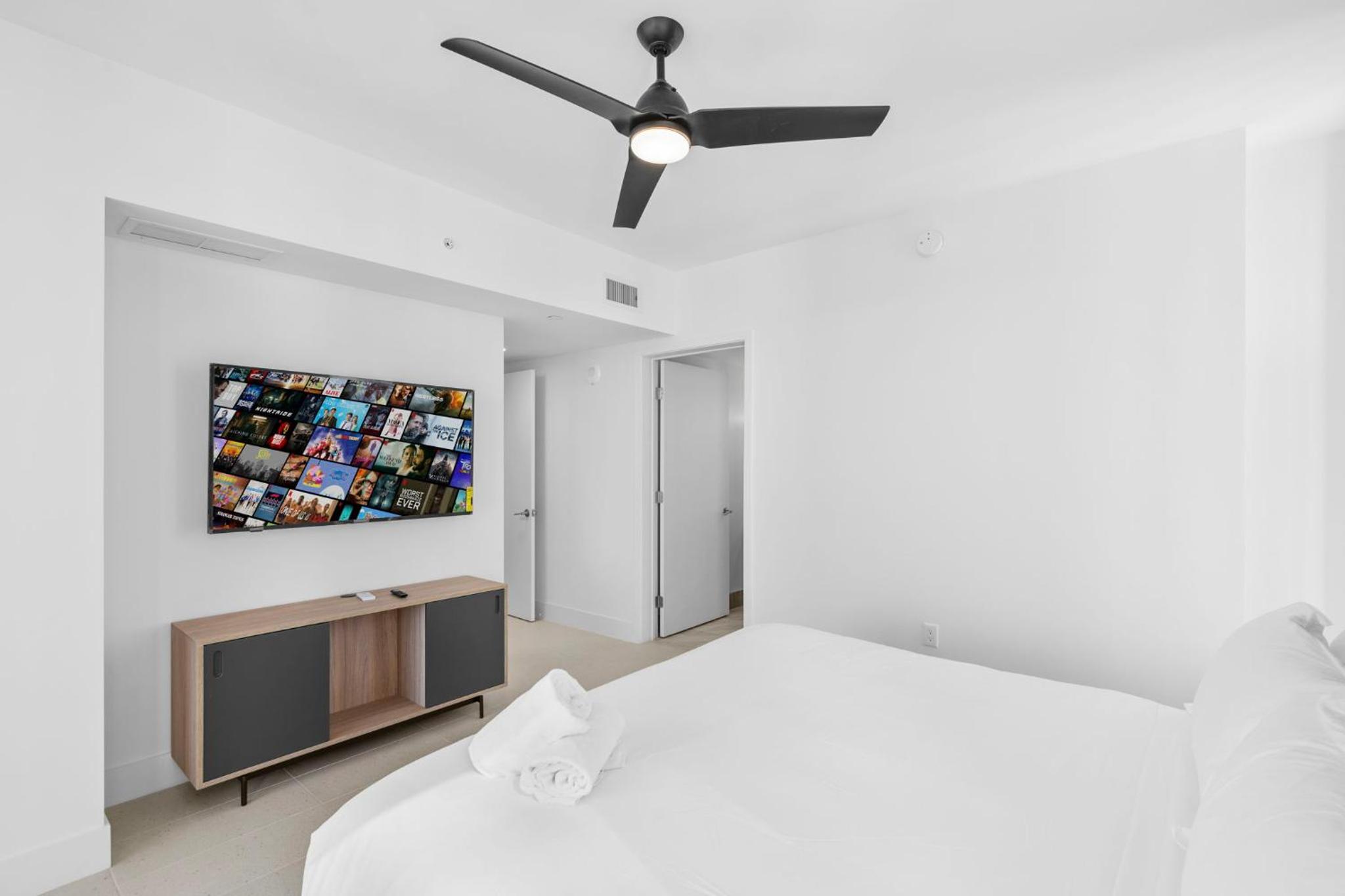 Exclusive Condo w 3BR and Stunning Sea views!