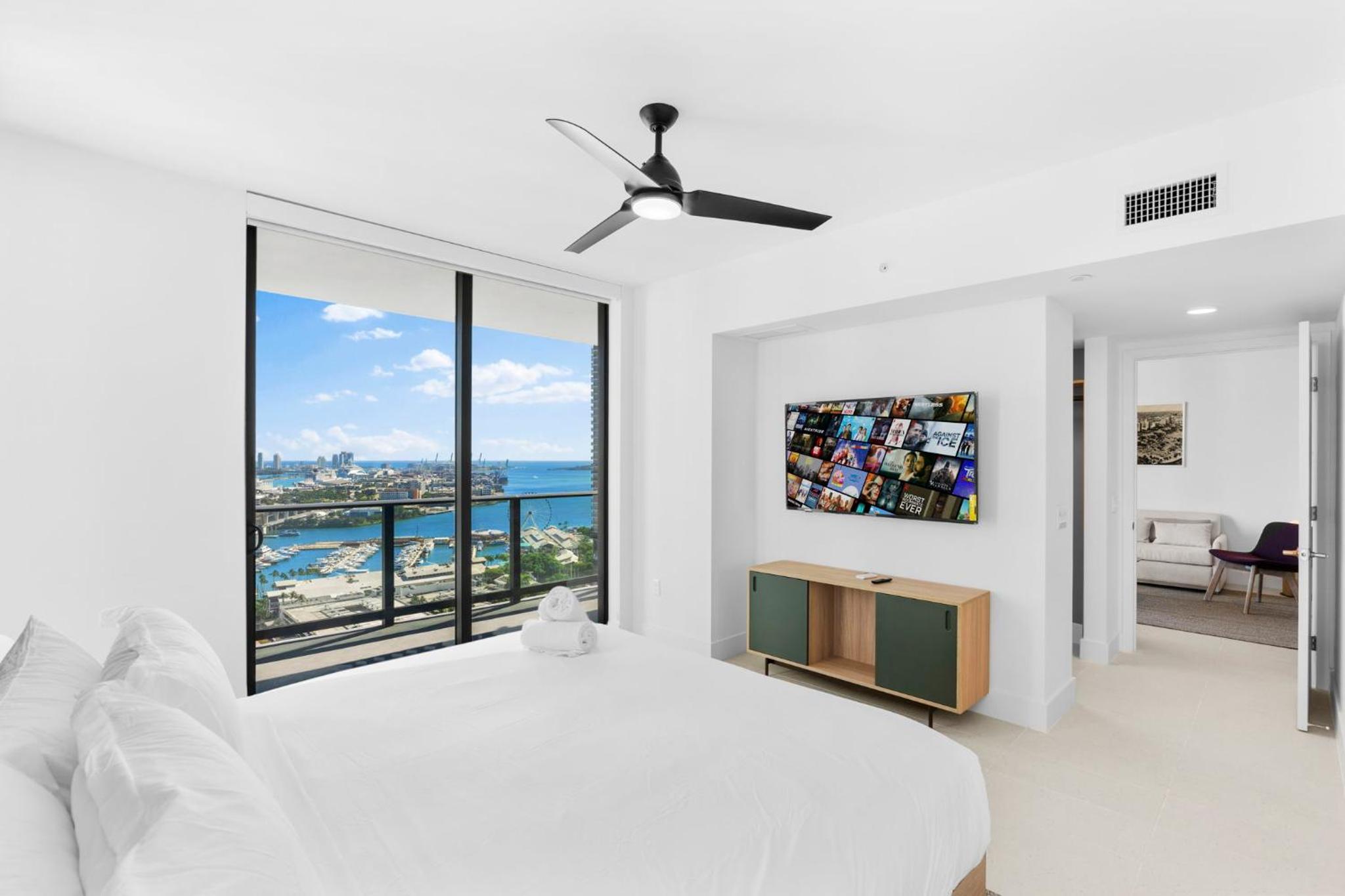 Exclusive Condo w 3BR and Stunning Sea views!