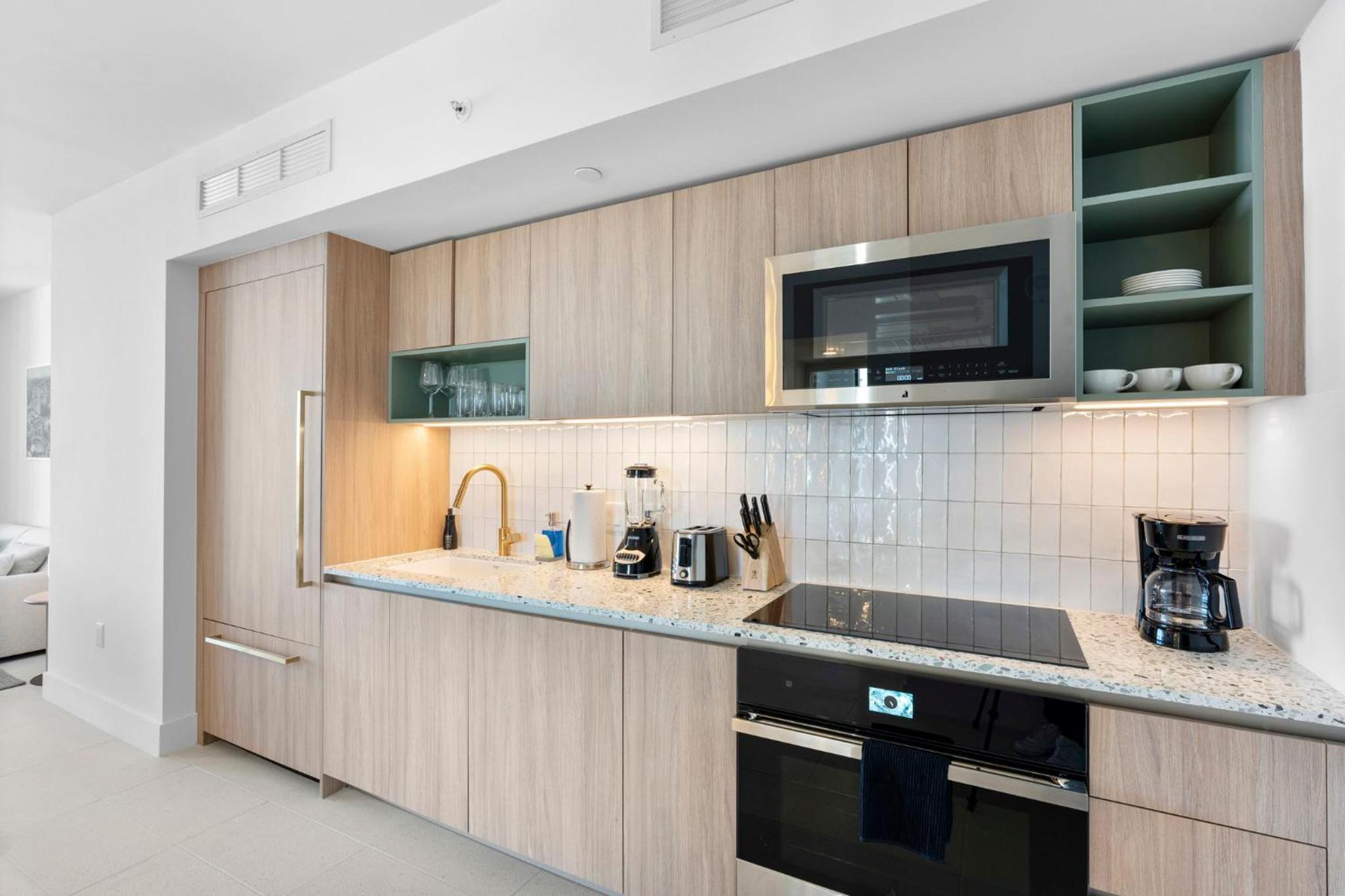 Exclusive Condo w 3BR and Stunning Sea views!