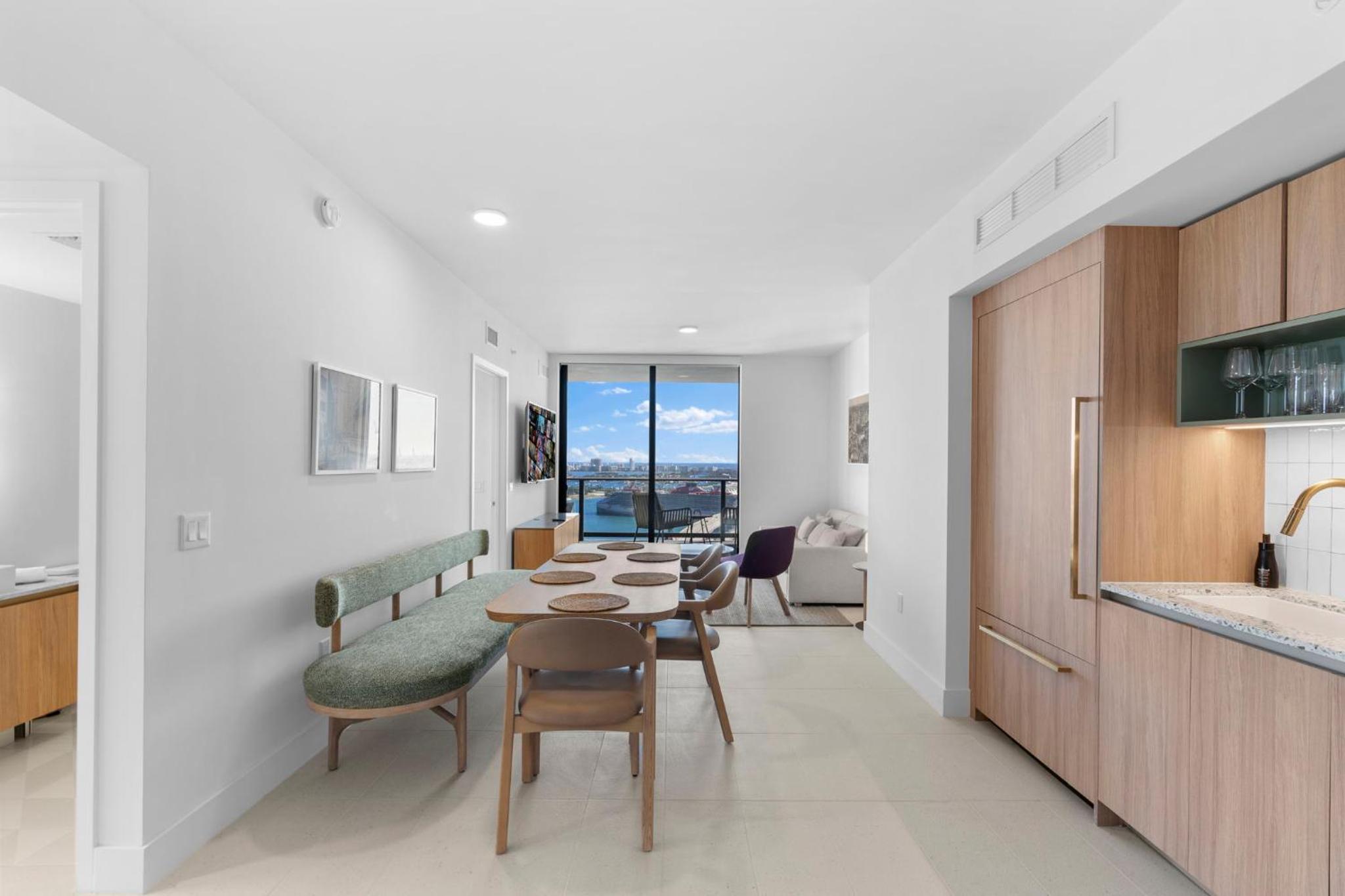 Exclusive Condo w 3BR and Stunning Sea views!