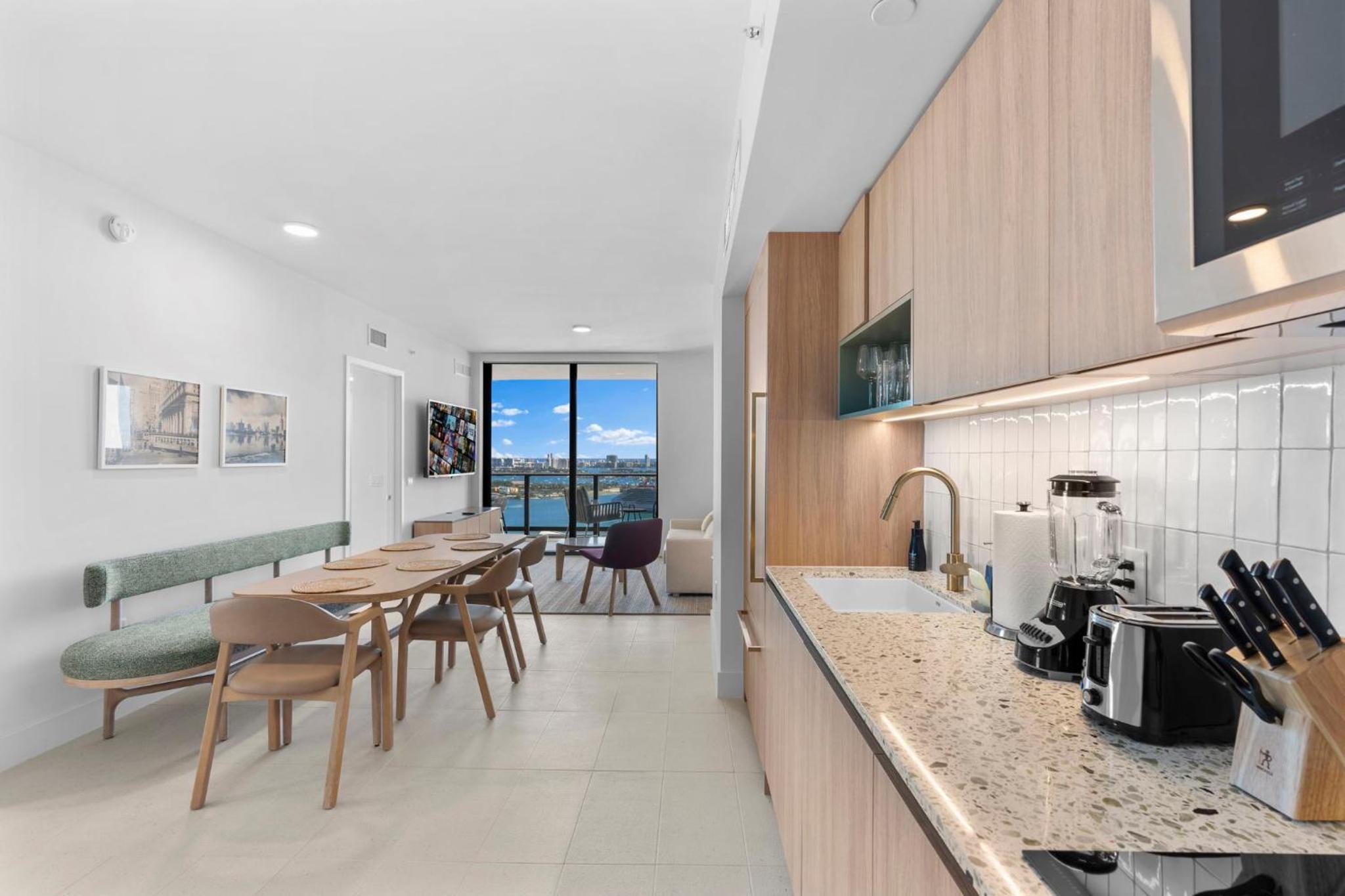 Exclusive Condo w 3BR and Stunning Sea views!