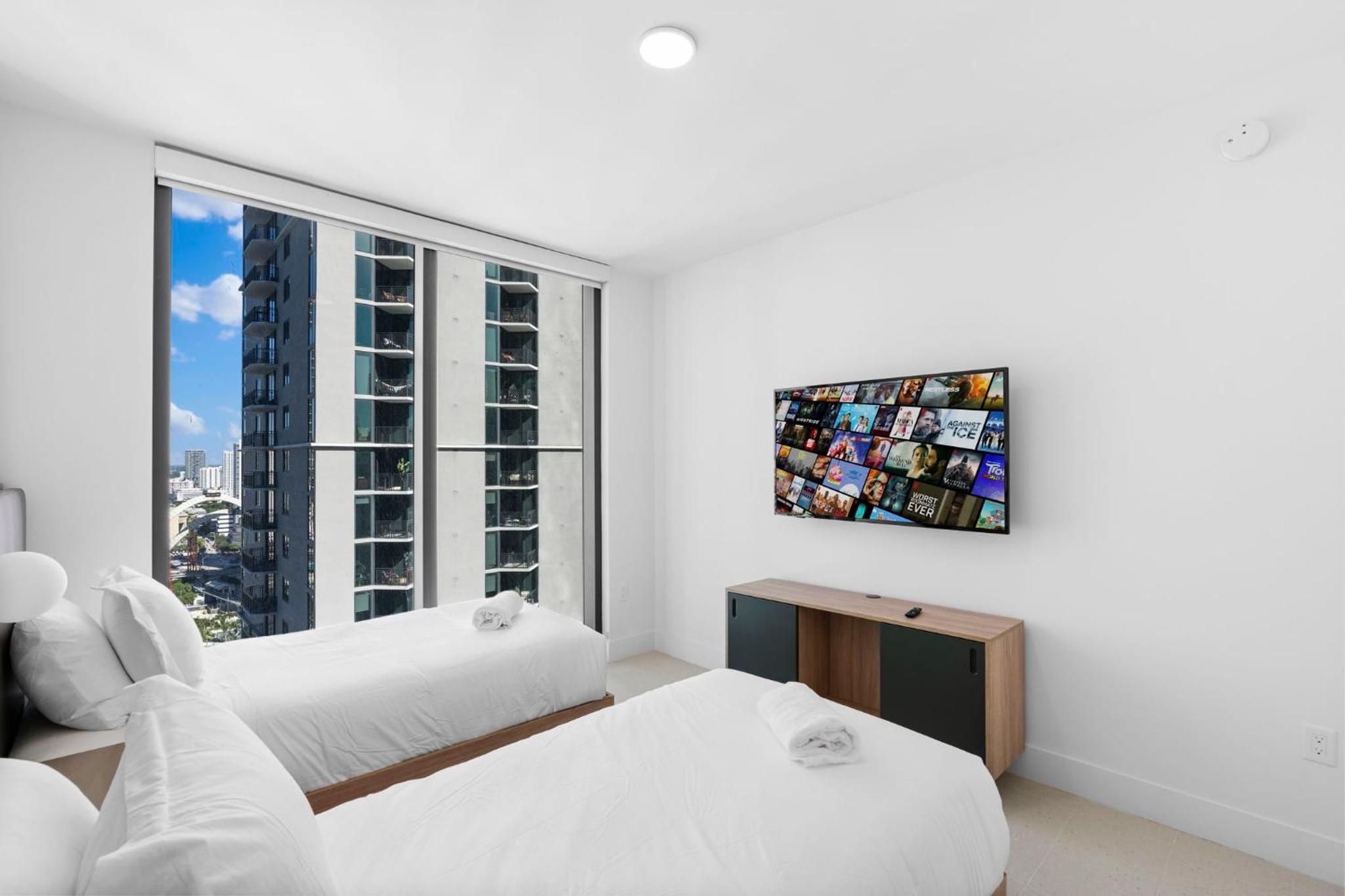 Exclusive Condo w 3BR and Stunning Sea views!