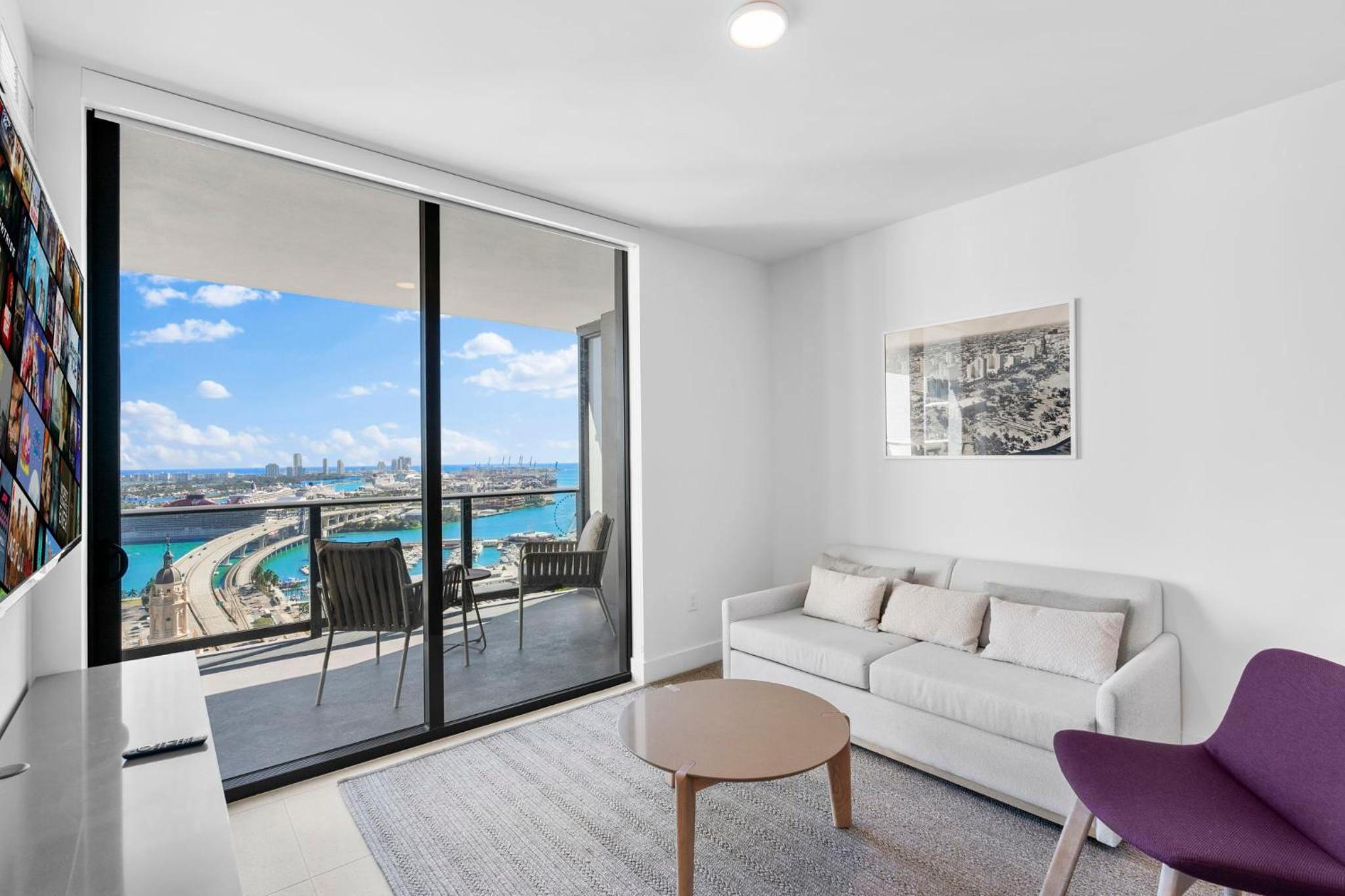 Exclusive Condo w 3BR and Stunning Sea views!
