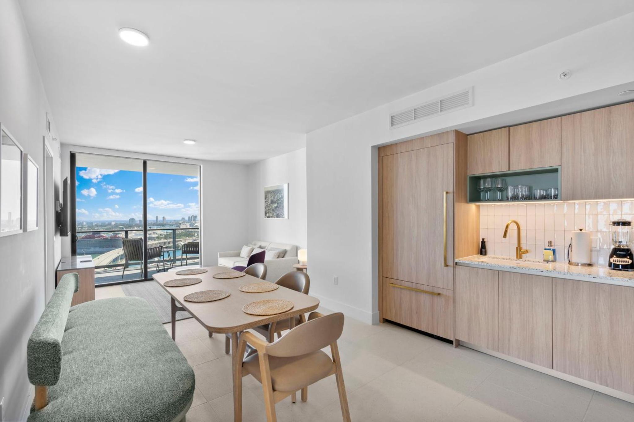 Exclusive Condo w 3BR and Stunning Sea views!