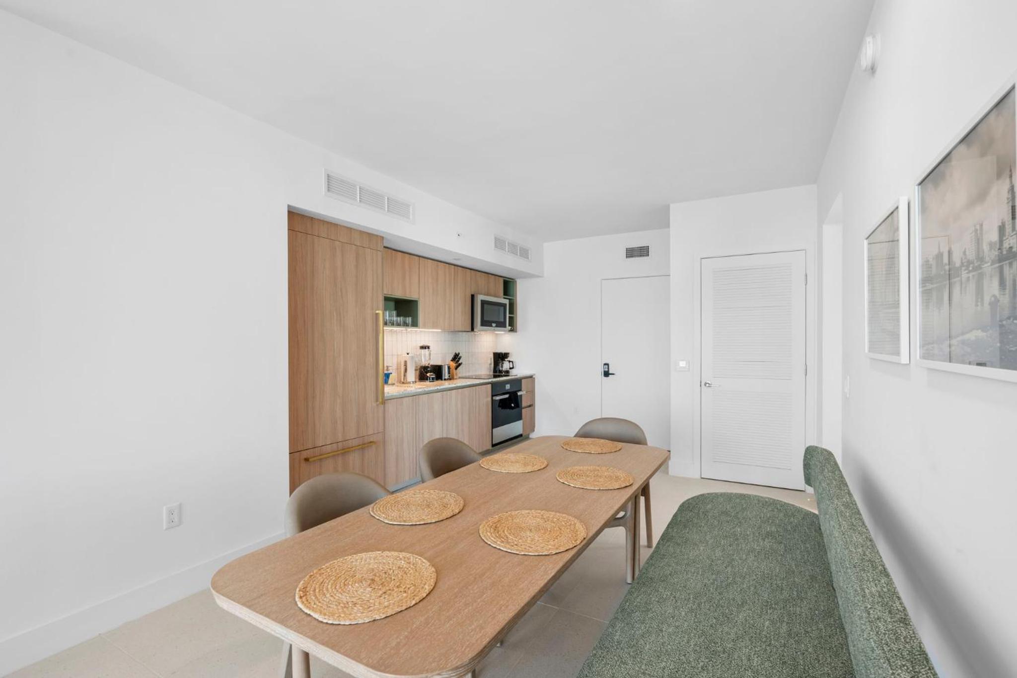 Exclusive Condo w 3BR and Stunning Sea views!