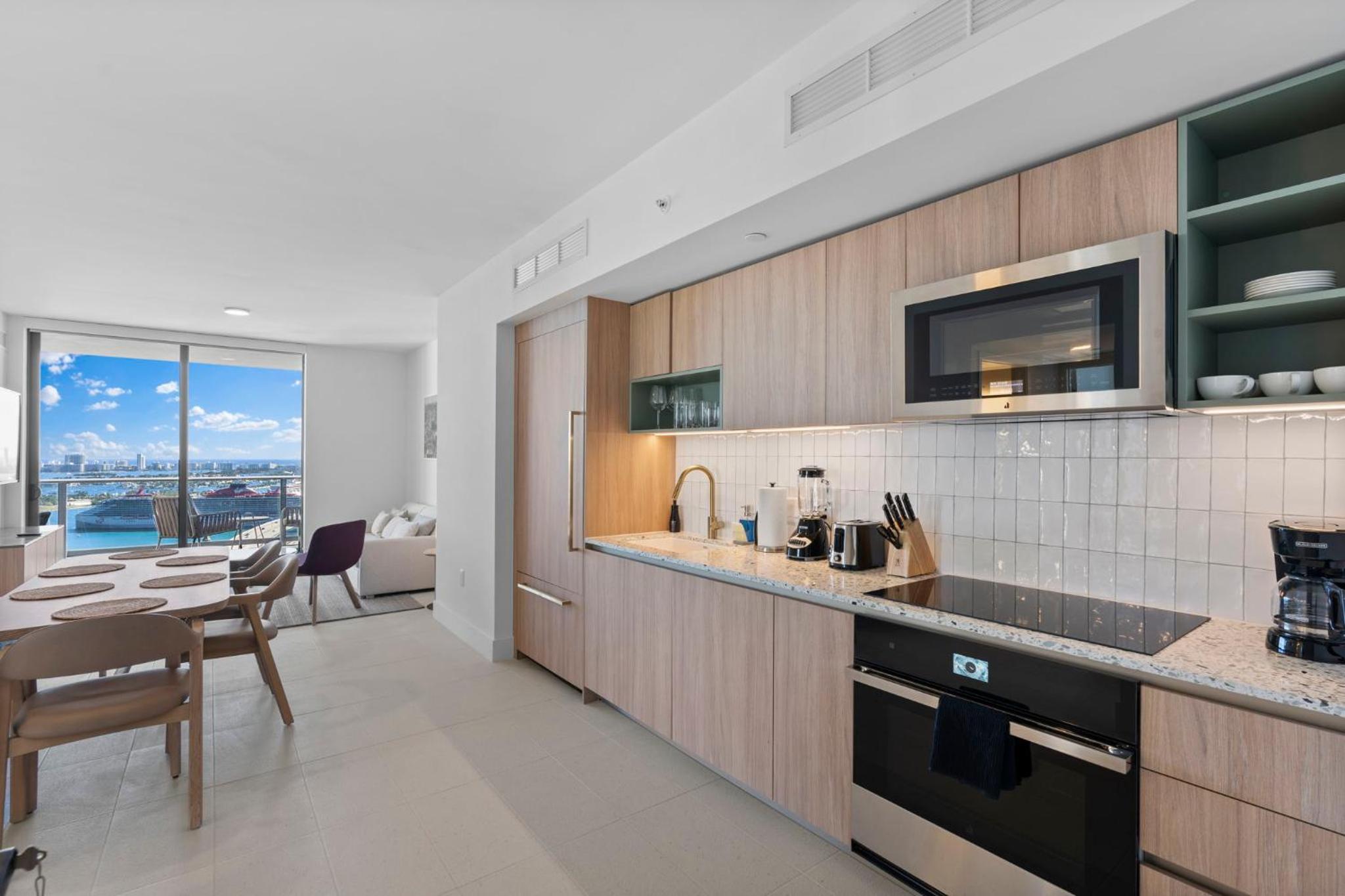 Exclusive Condo w 3BR and Stunning Sea views!