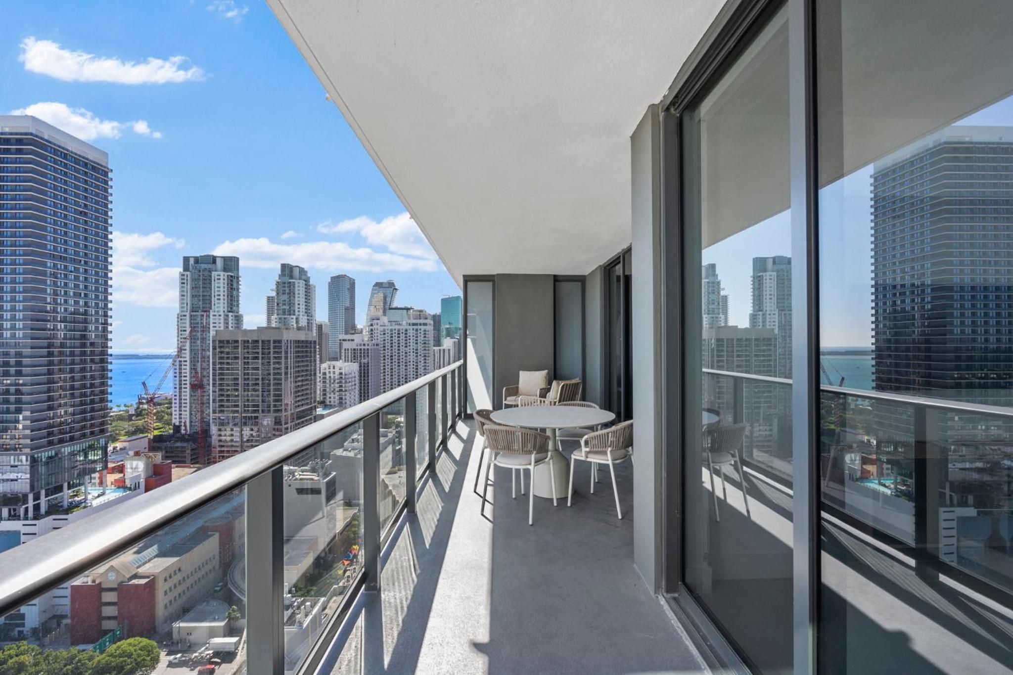 Exclusive Condo w 3BR and Stunning Sea views!