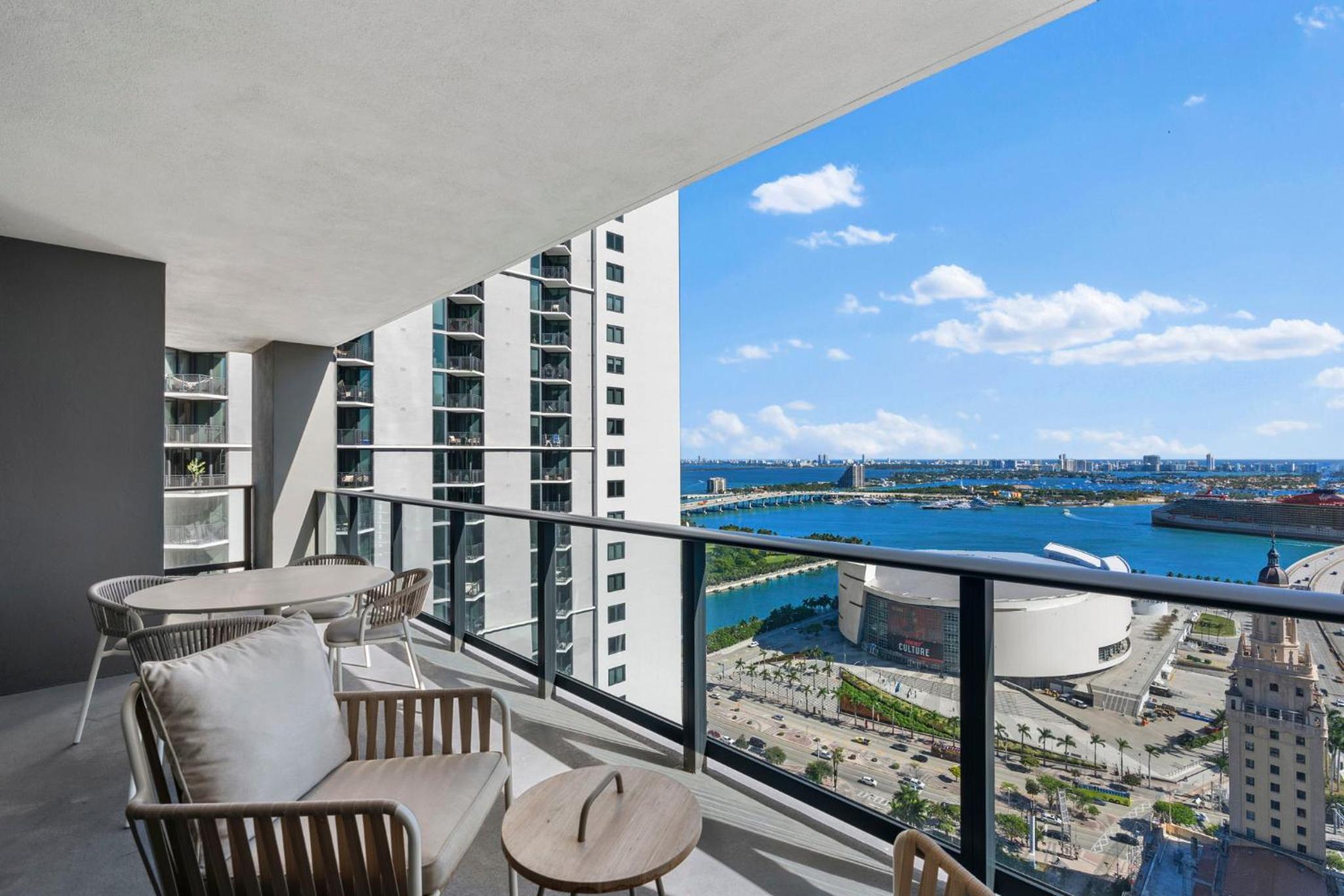Exclusive Condo w 3BR and Stunning Sea views!