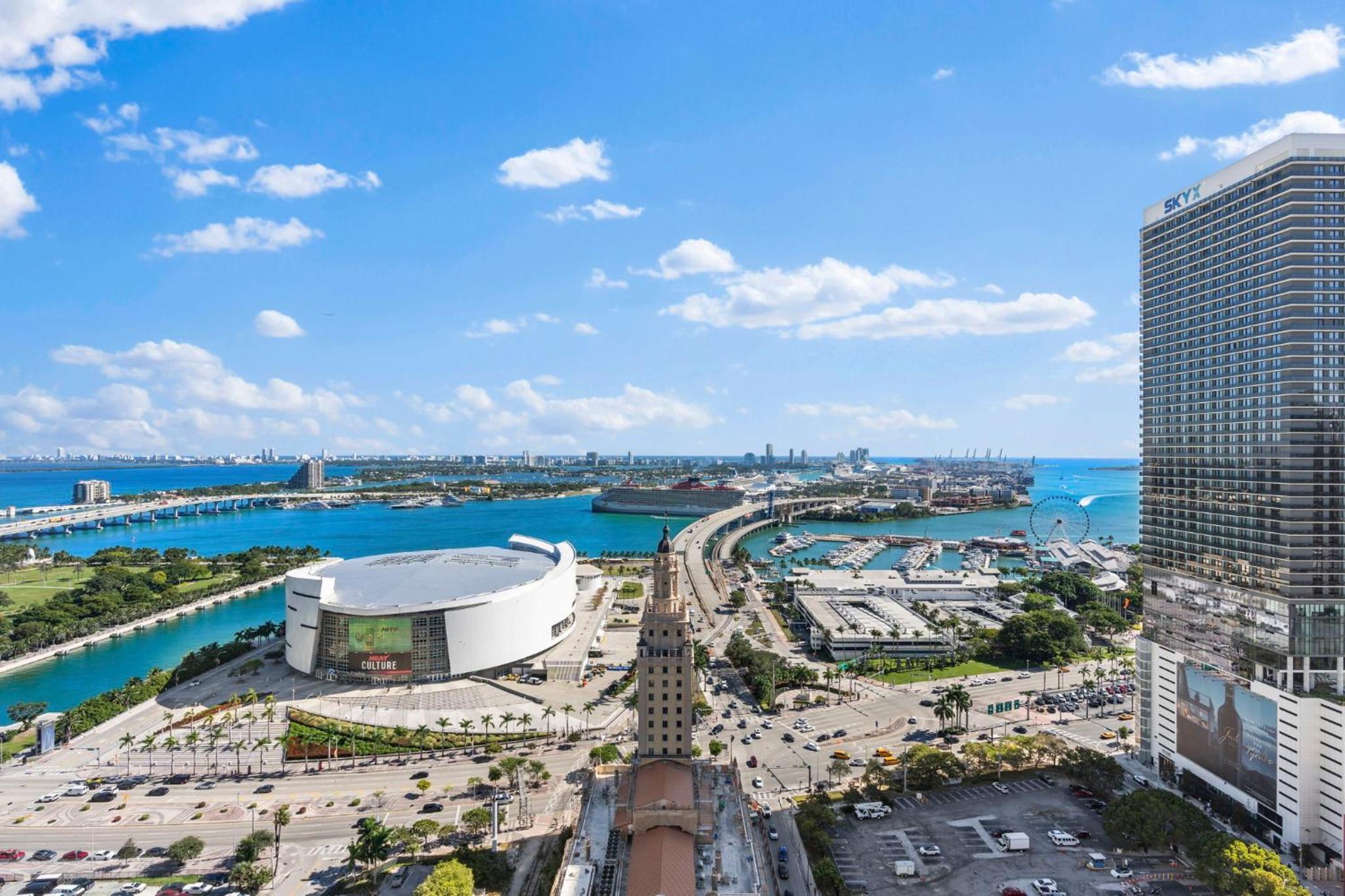 Exclusive Condo w 3BR and Stunning Sea views!
