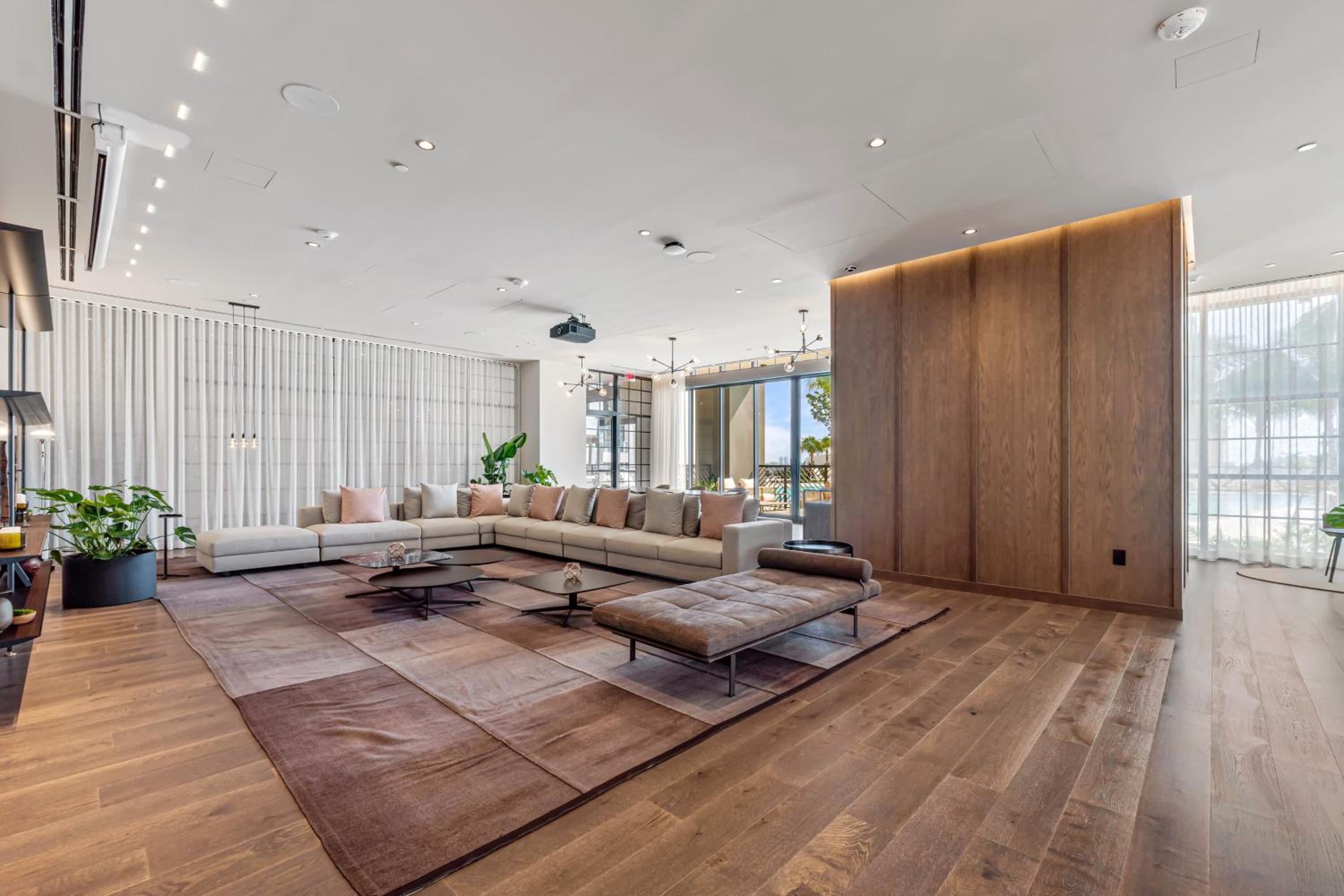 Exclusive Condo w 3BR and Stunning Sea views!